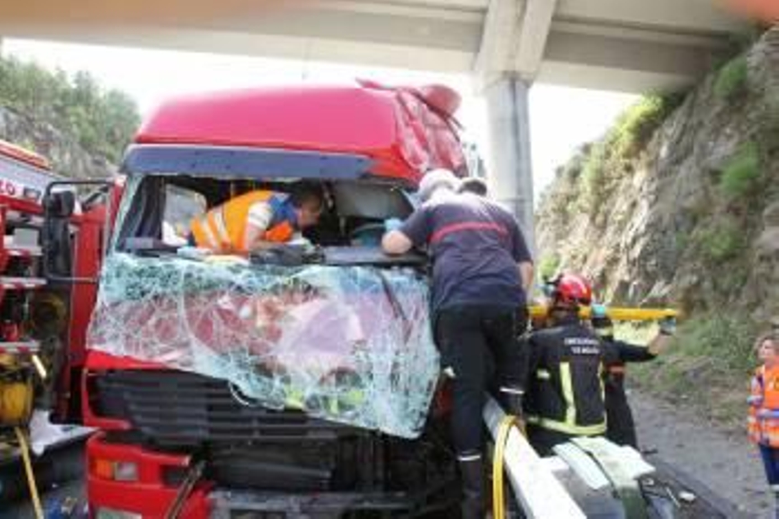 Los bomberos de O Morrazo excarcelaron al conductor del camión, atrapado en la cabina. (Foto: ALBERTE)