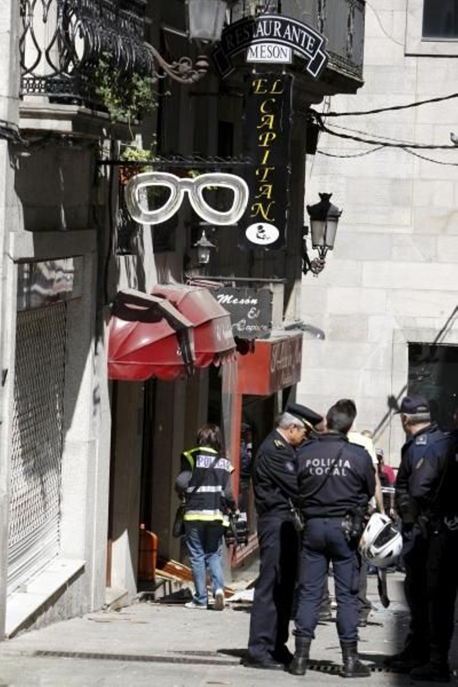 Fachada del bar explosionado en Vigo.