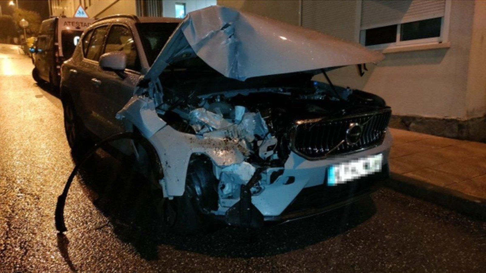 Vehículo accidentado en Clara Campoamor.