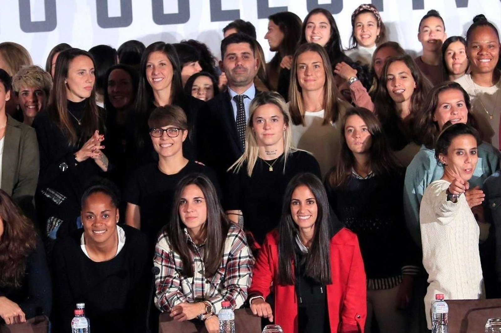 El presidente de la AFE, David Aganzo, con jugadoras de Primera.