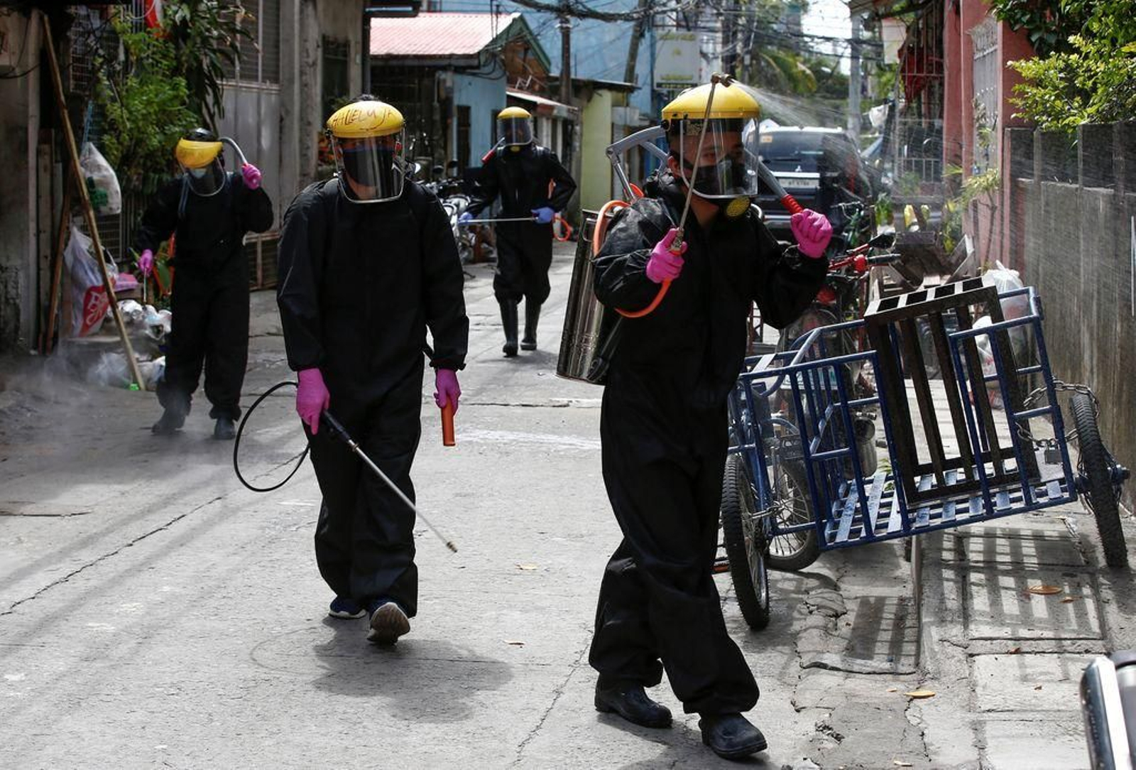 Un grupo de trabajadores desinfectan las callles de Manila, Filipinas.