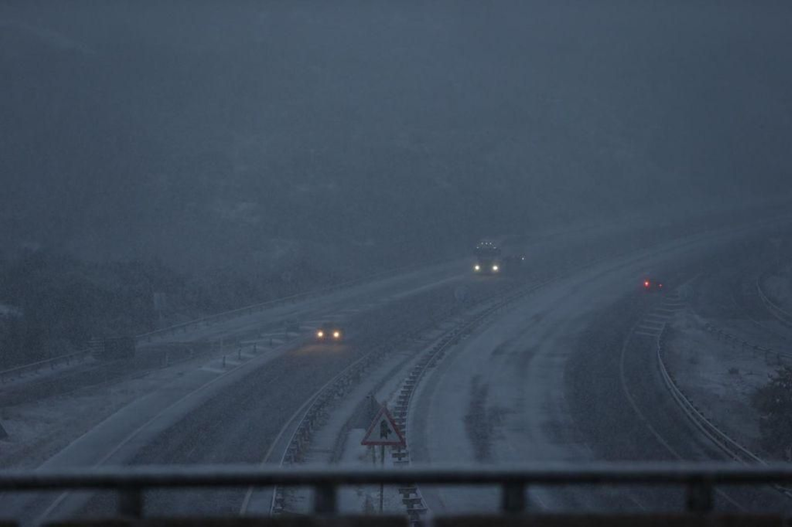 Nieva en la A52 a la altura de A Canda // Alberte