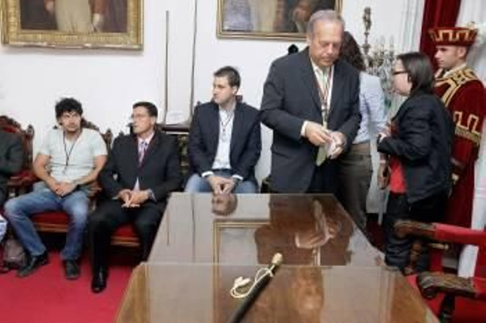 El alcalde de Betanzos (PSOE), Ramón García, durante el acto de su investidura.  (Foto: ARCHIVO)