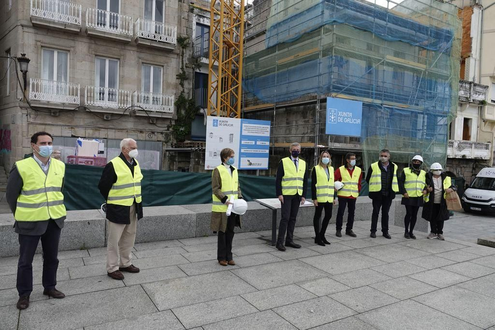 Nava Castro, Alfonso Rueda y Marta Fernández-Tapias, en el centro, ante la fachada del albergue