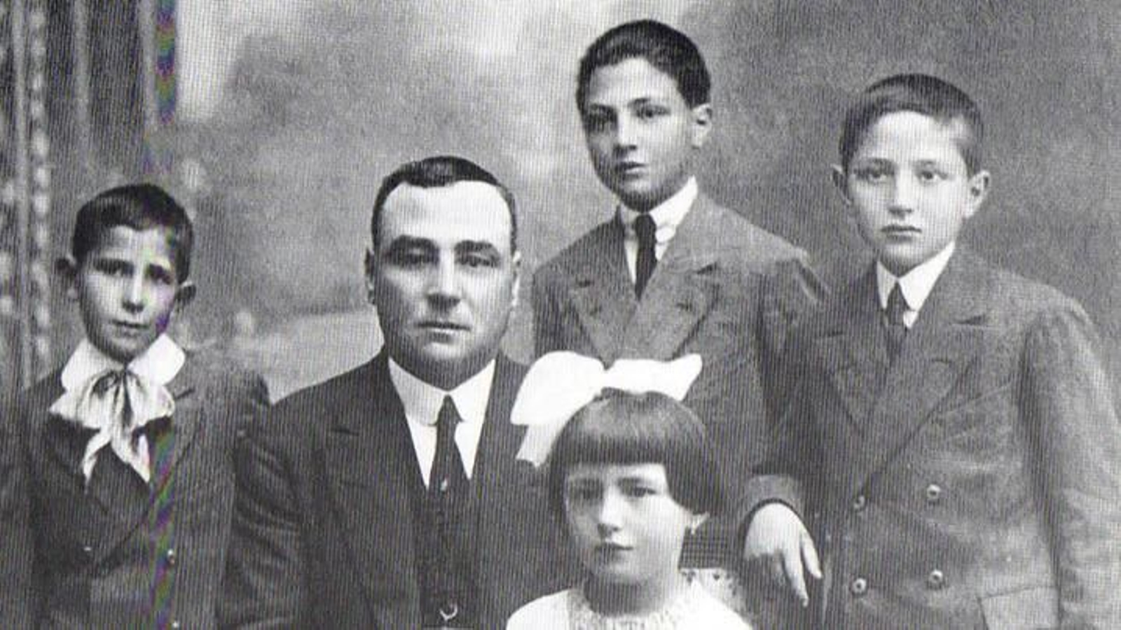 Los hermanos Fernández López con su padre, de izquierda a derecha Manuel, Antonio, José y Conchita.