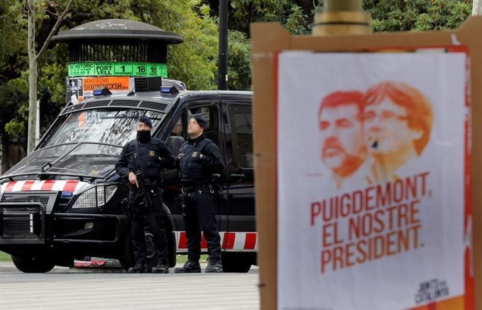 Miembros de los Mossos d'Esquadra vigilan las calles céntricas de la ciudad condal