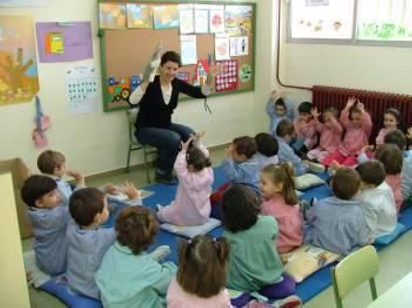 Una profesora imparte una clase a alumnos de infantil. (Foto: ARCHIVO)