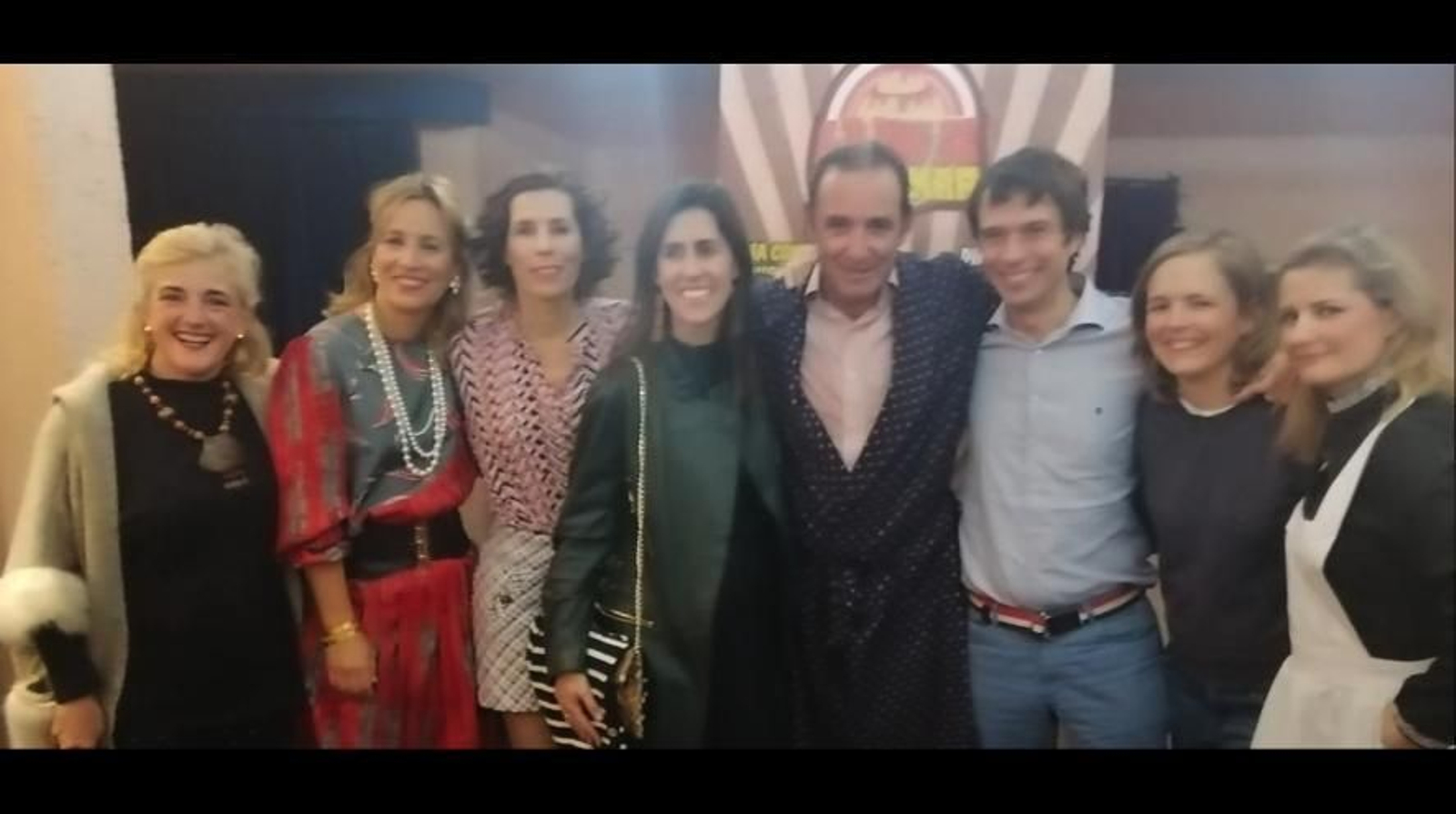 La consejera del CGCEE Carmen de Benito Apaolaza, a la izquierda, con el reparto de actores y actrices de la obra y admiradores, con la dramaturga Nuria Ferrer, a la derecha