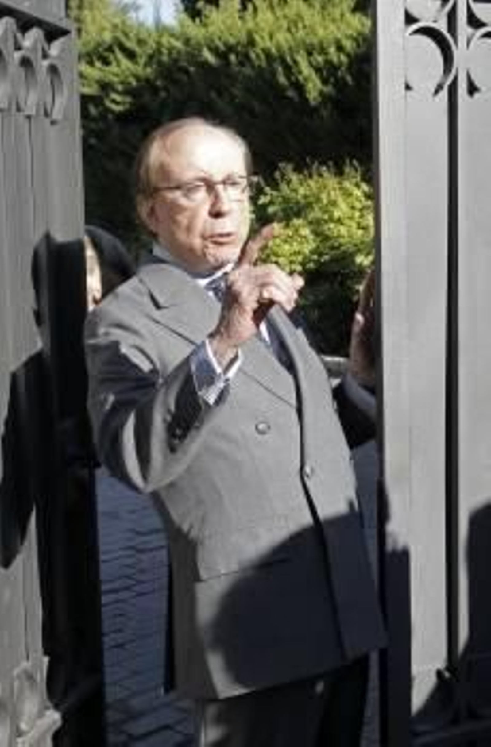 El empresario, José María Ruiz Mateos, habla con los medios a las puertas de su casa en Madrid. (Foto: BERNARDO RODRÍGUEZ)
