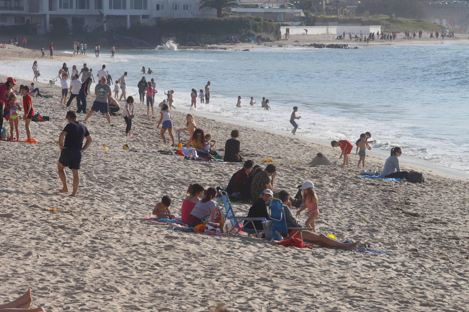 Imagen de la playa de Samil, ayer, con máximas registradas  de 23 grados, en un inicio de la primavera especialmente caluroso
