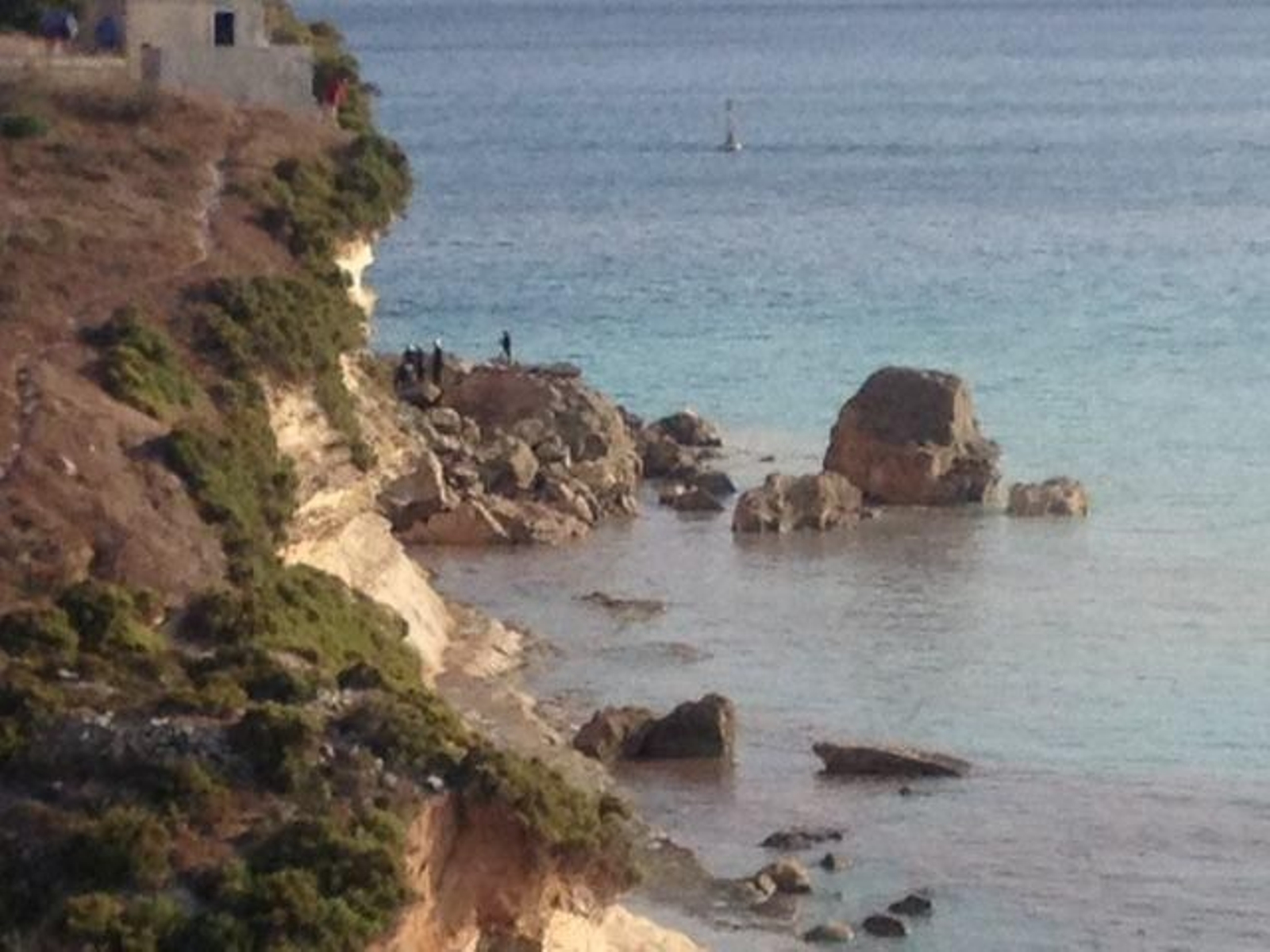 Los equipos de rescate en la playa donde apareció el cadáver del joven vigués.