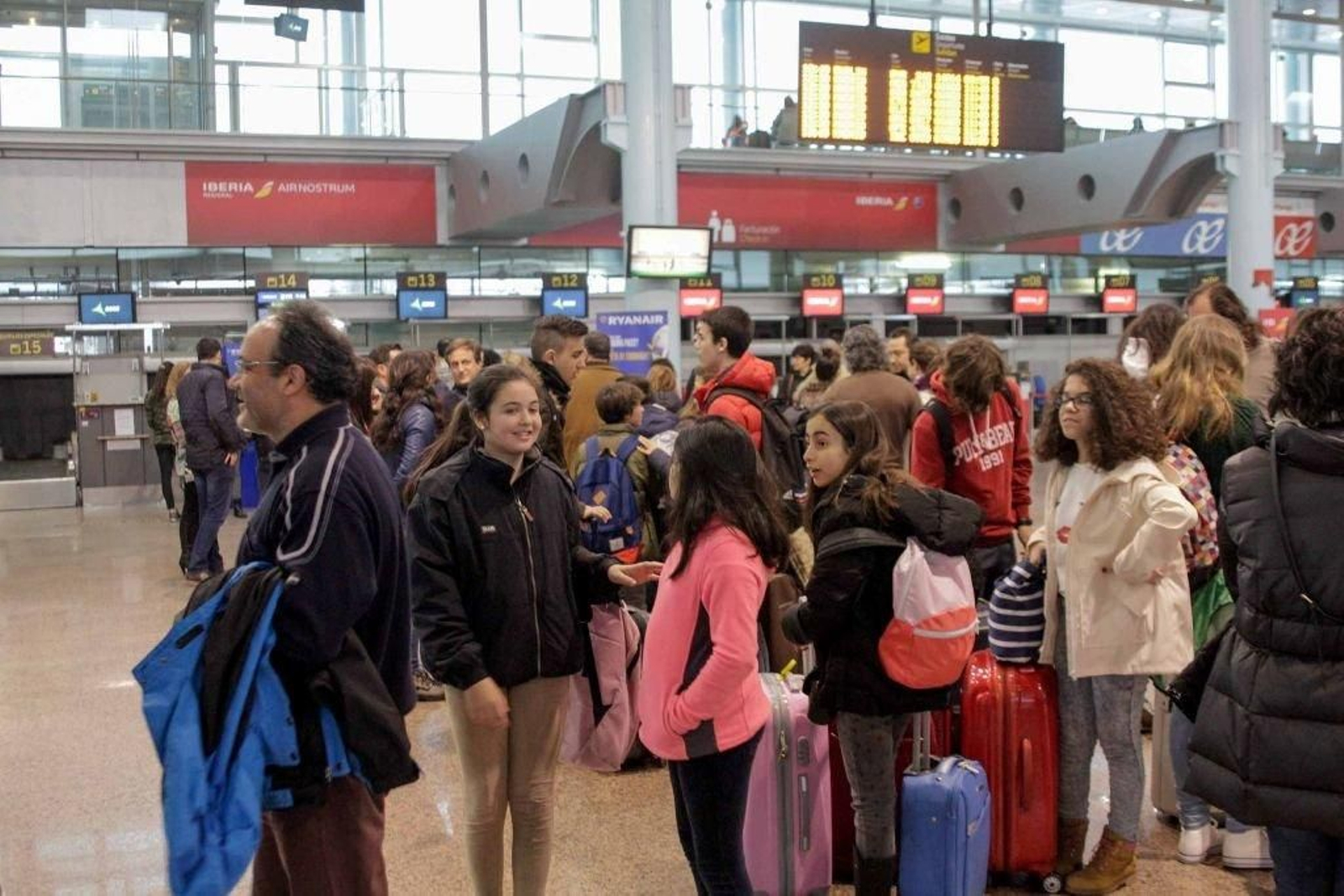 Pasajeros del primer vuelo a Dublín, ayer, en Peindor antes de partir. // Lanfoco