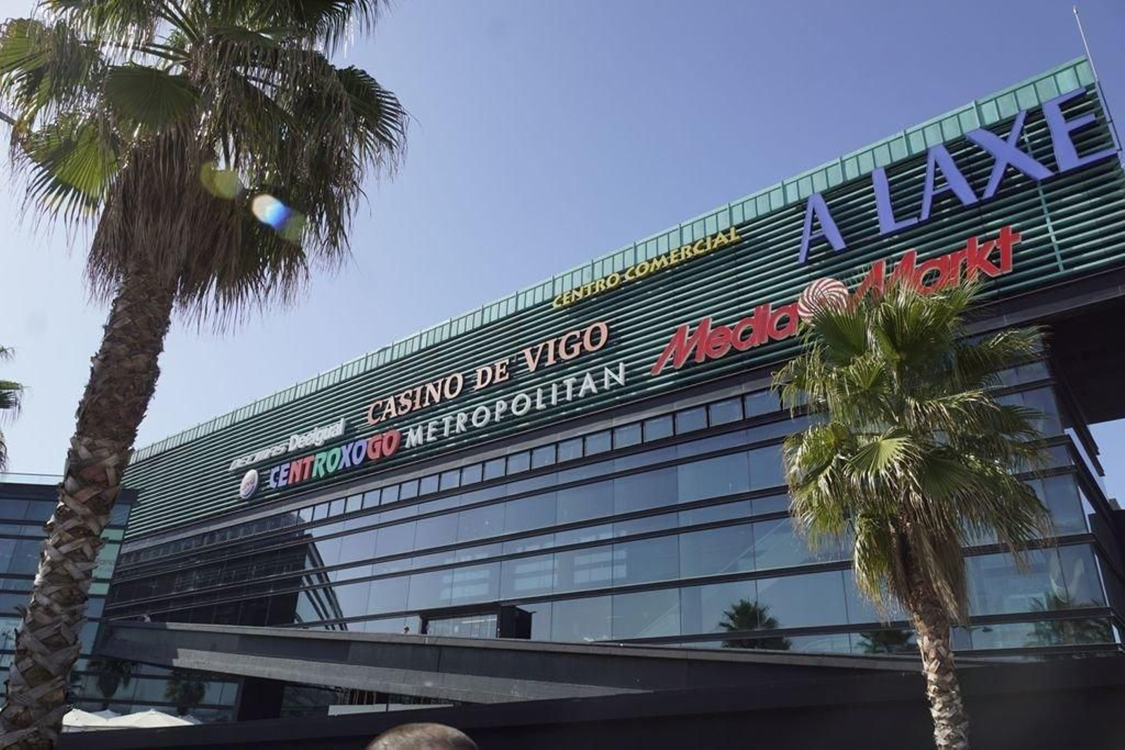 Ya es visible el anuncio, que se ilumina de noche. En cuestión de dos meses estará abierto.