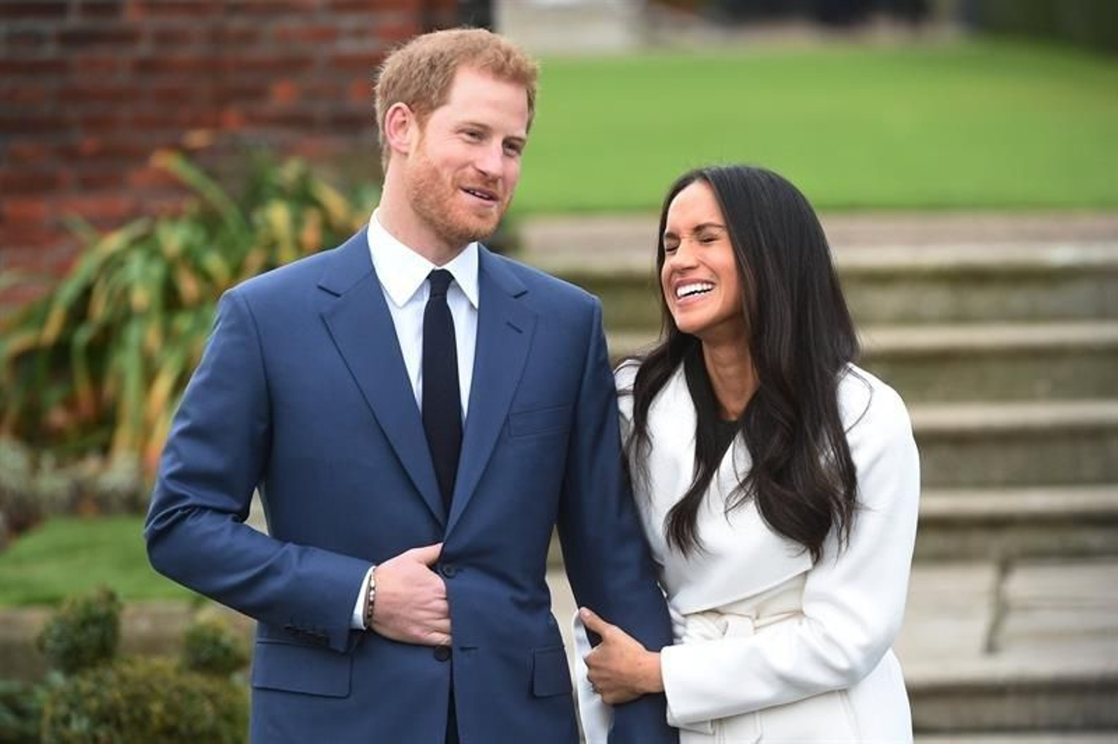 El príncipe Enrique de Inglaterra posa junto a su prometida, la actriz estadounidense Meghan Markle