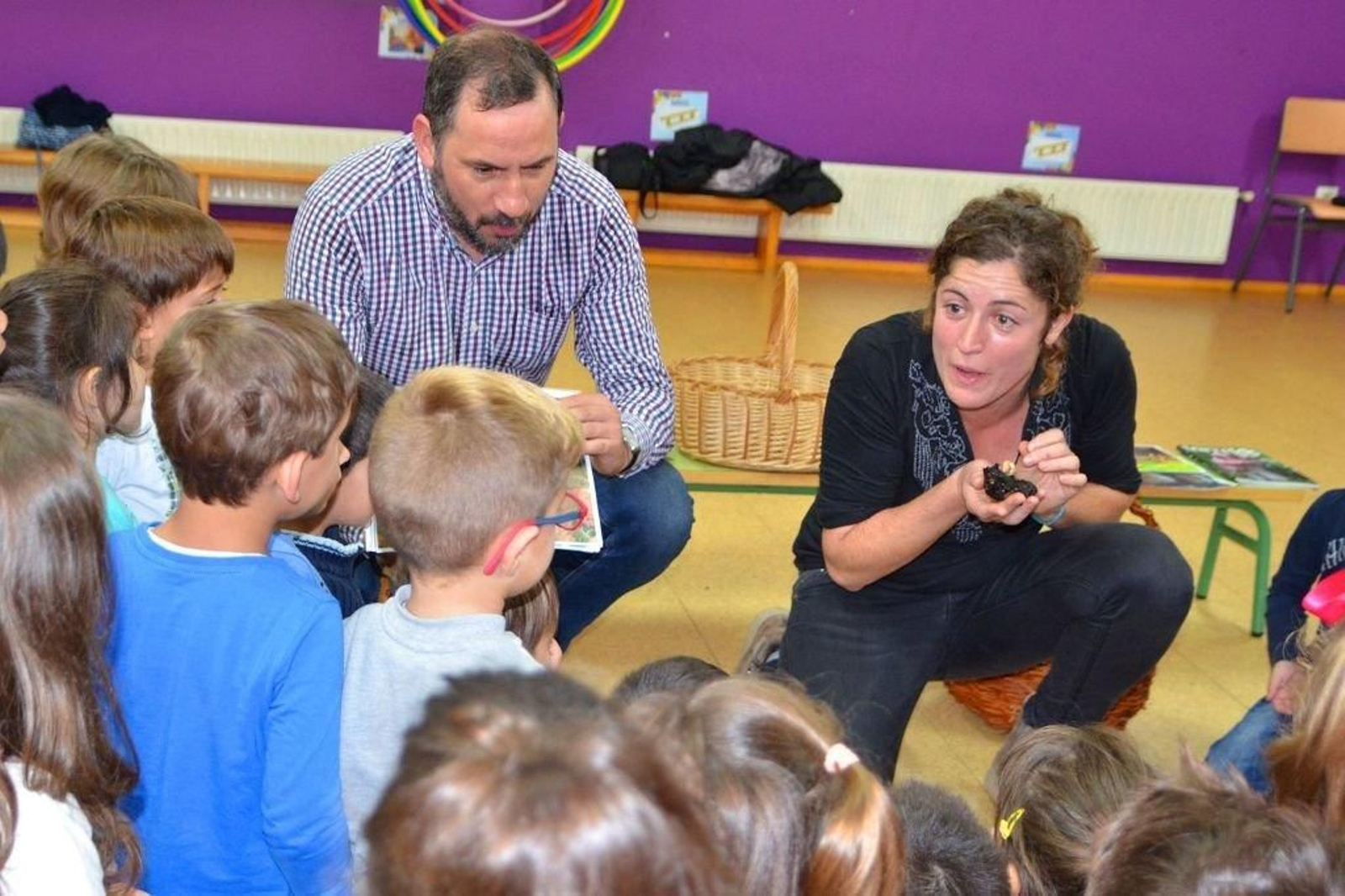 Marcos Besada y Carla Pérez con los escolares.