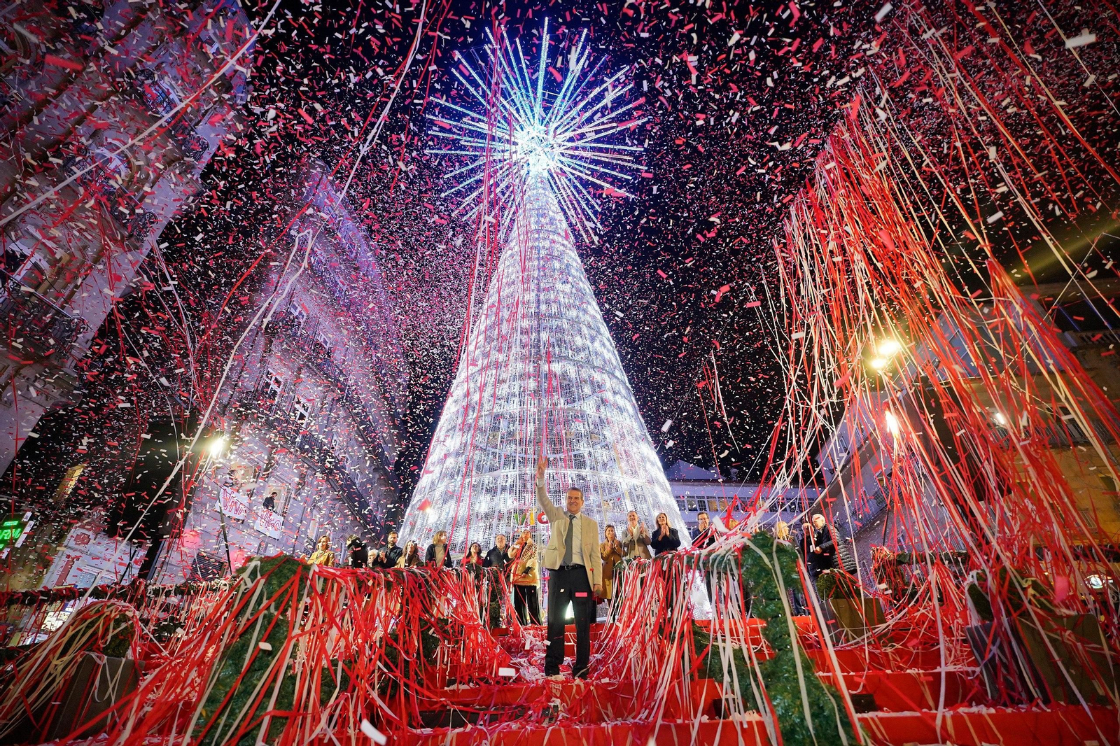 El alcalde, Abel Caballero, acompañado de los concejales del gobierno municipal, fue el encargado de pulsar el botón del encendido ante el árbol