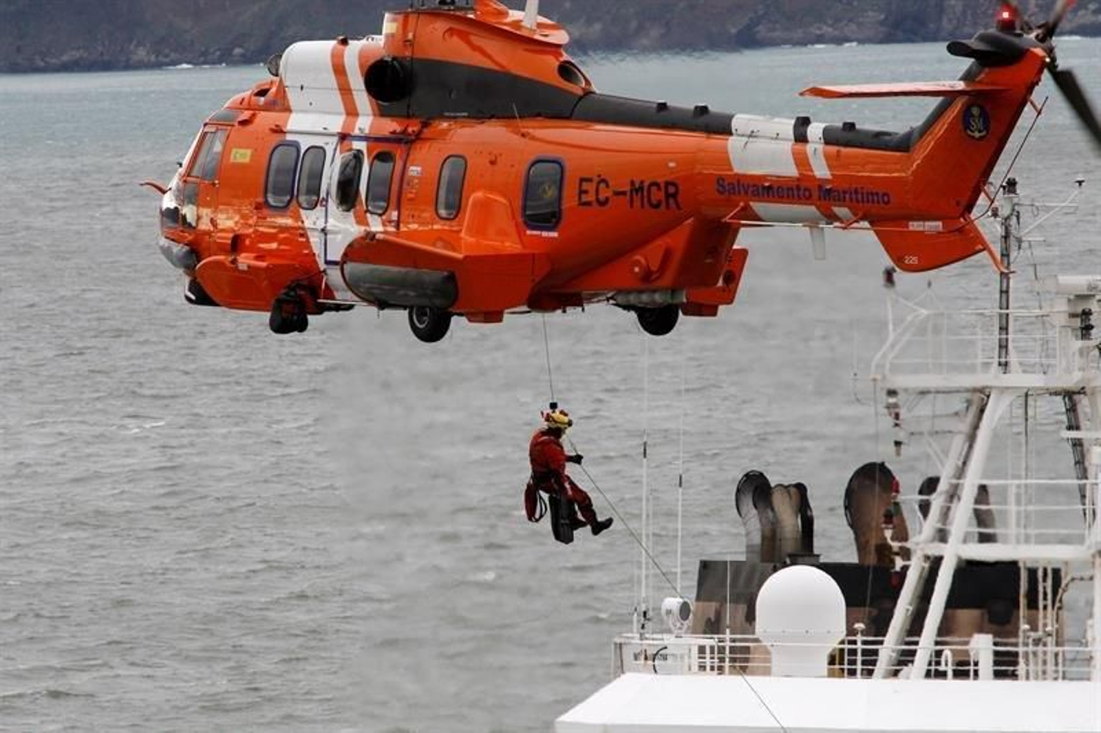 Un helicóptero de rescate traslada personal al buque siniestrado.