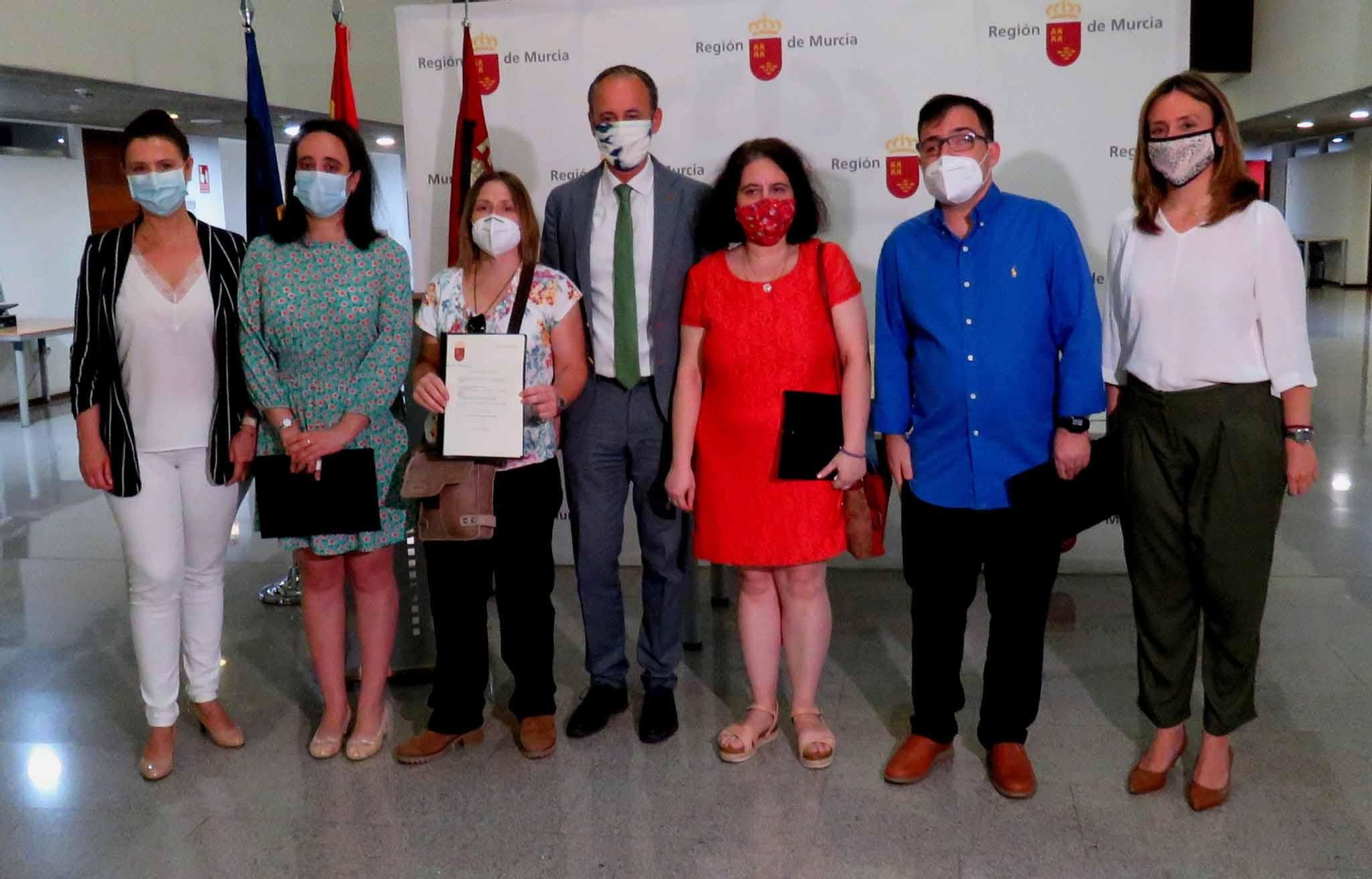 El consejero de Presidencia y Hacienda, Javier Celdrán, junto a los nuevos empleados públicos que han obtenido las cuatro primeras plazas para personas con discapacidad intelectual