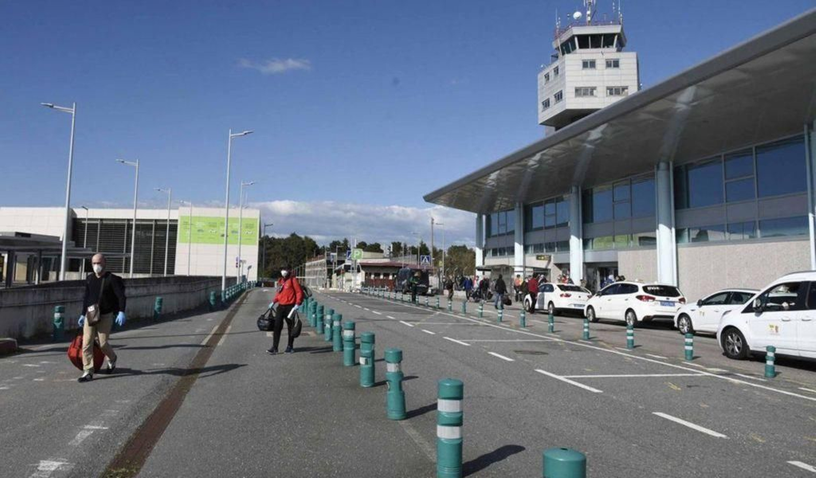 Pasajeros con mascarilla, saliendo de Peinador.