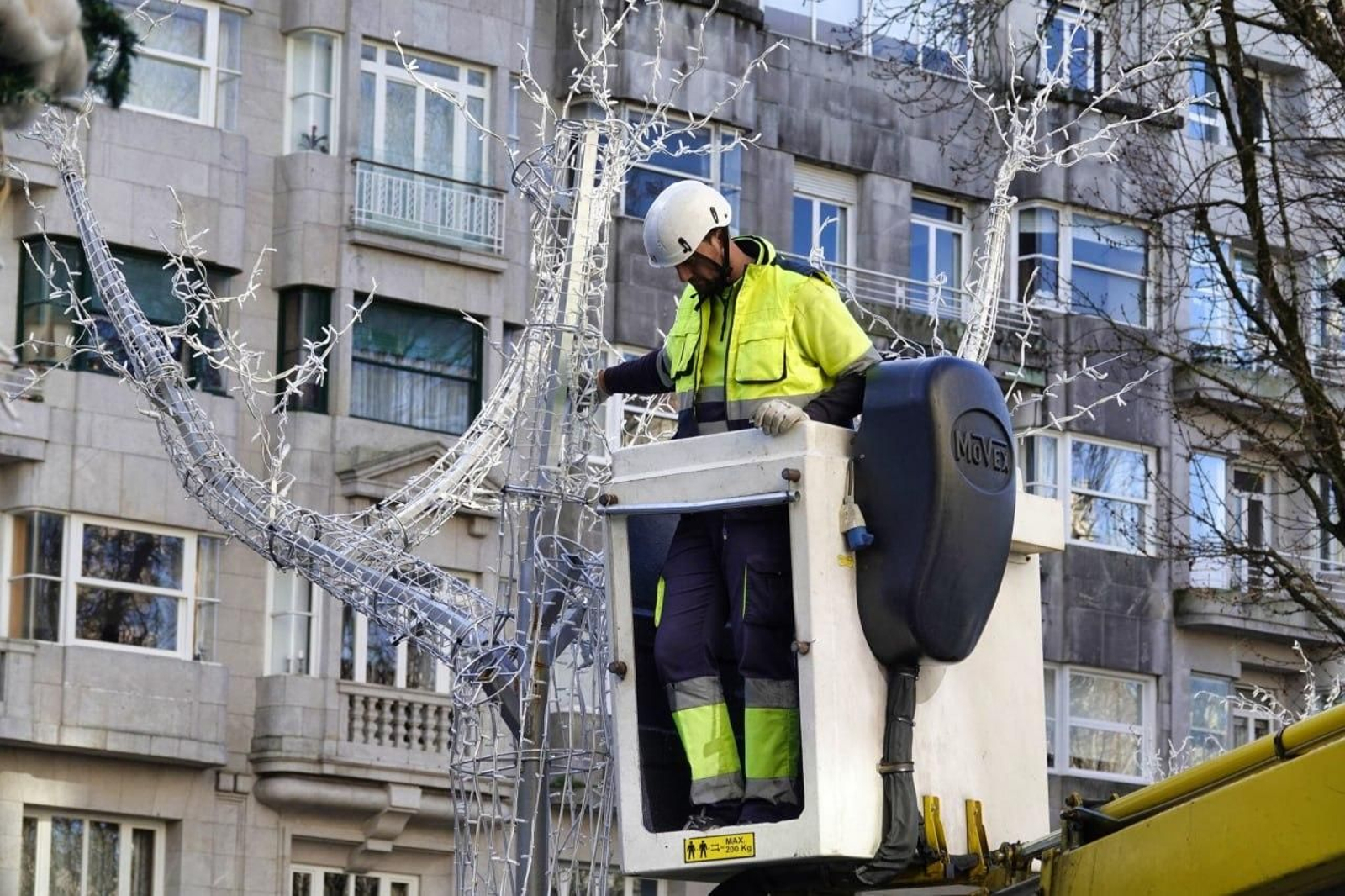 Un operario coloca el alumbrado navideño.