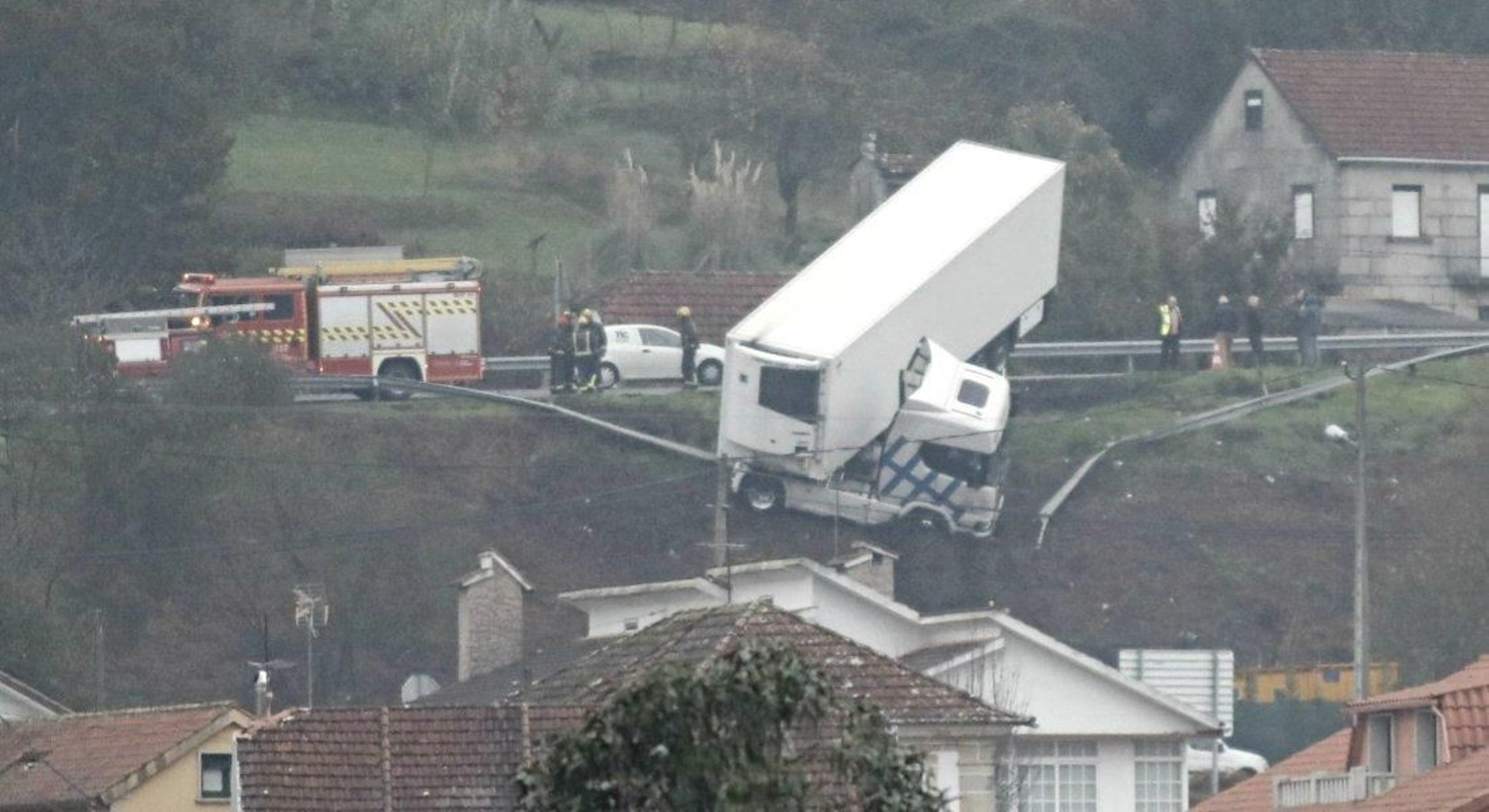 El camión tras la salida de vía ,quedo colgado en un desnivel.