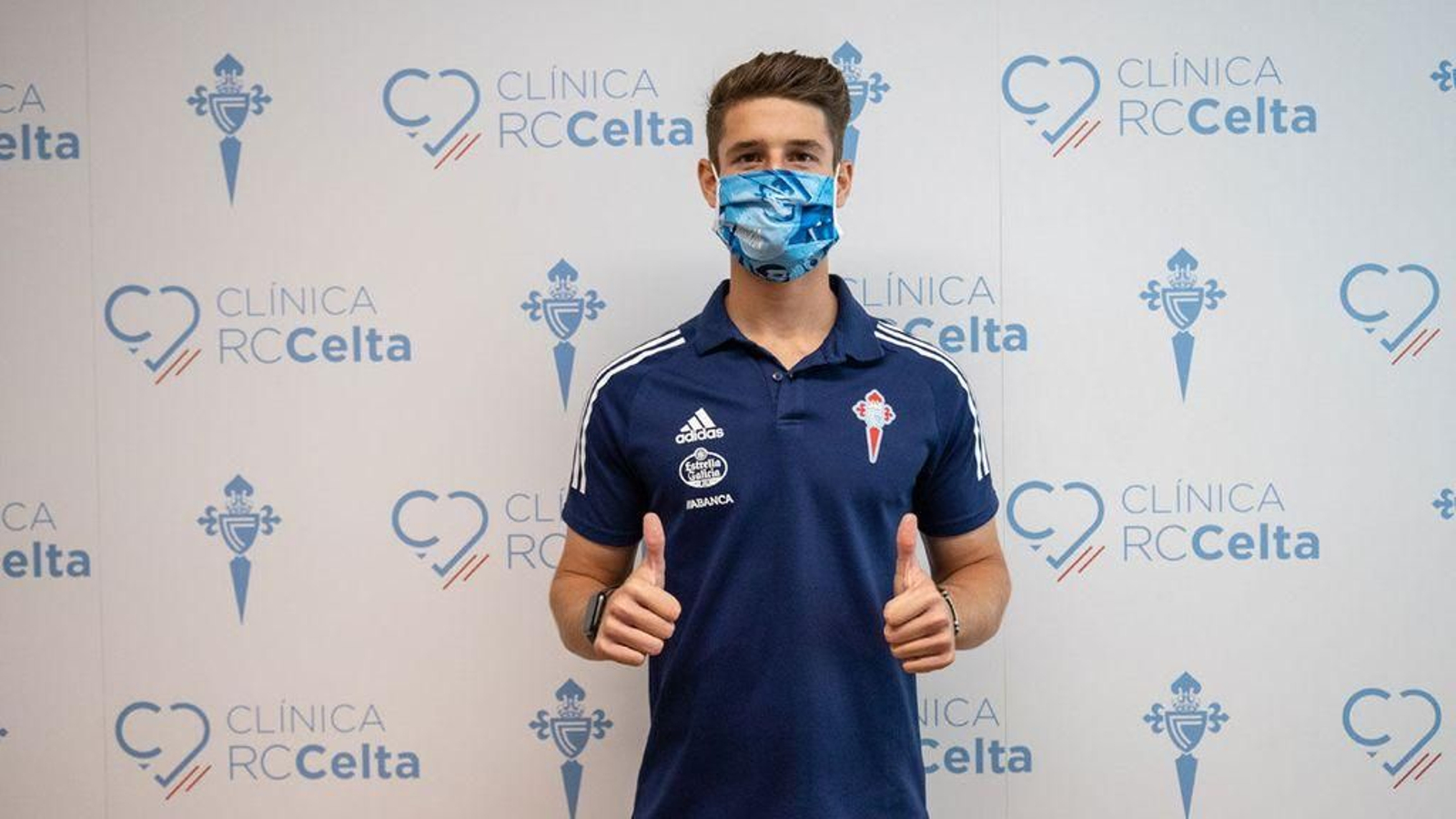 Miguel Baeza posa tras firmar su contrato por cinco temporada con el Celta, ayer, en la sede del club.