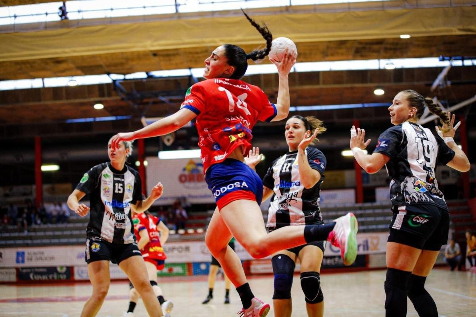 Aitana Santomé se mete entre la defensa del Málaga en el partido de ayer.