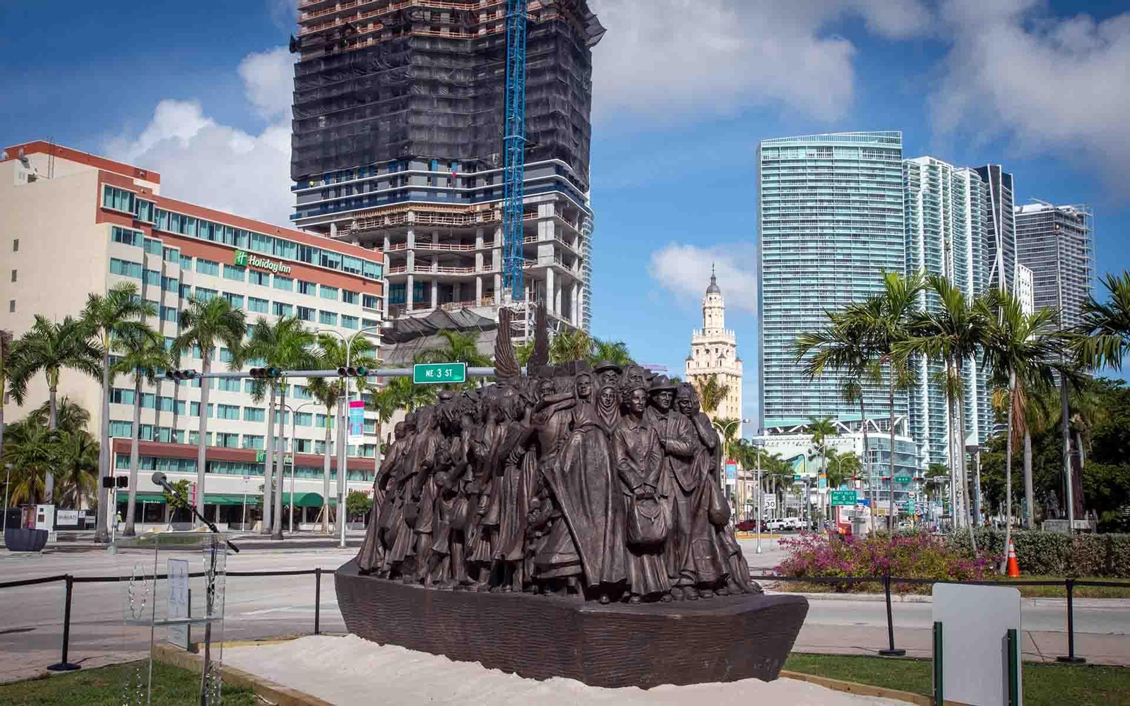 Fotografía de la escultura de bronce de tamaño natural "Angels Unawares" ("Ángeles desprevenidos") en el Parque Bayfront de Miami, Florida (EE.UU.). Foto EFE/ Giorgio Viera