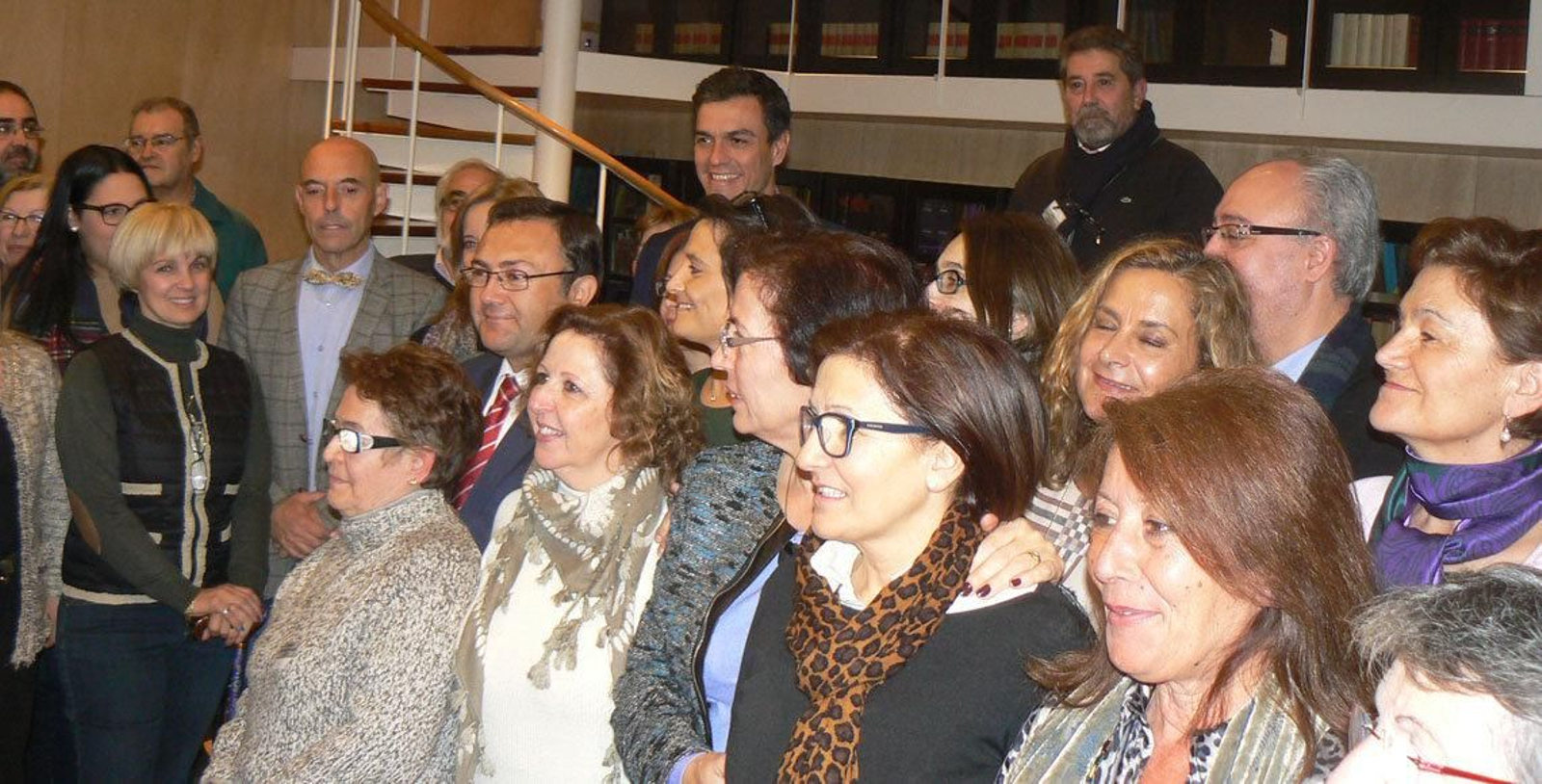 Los portavoces de los colectivos de emigrantes retornados durante su encuentro con la agrupación socialista y Pedro Sánchez.
