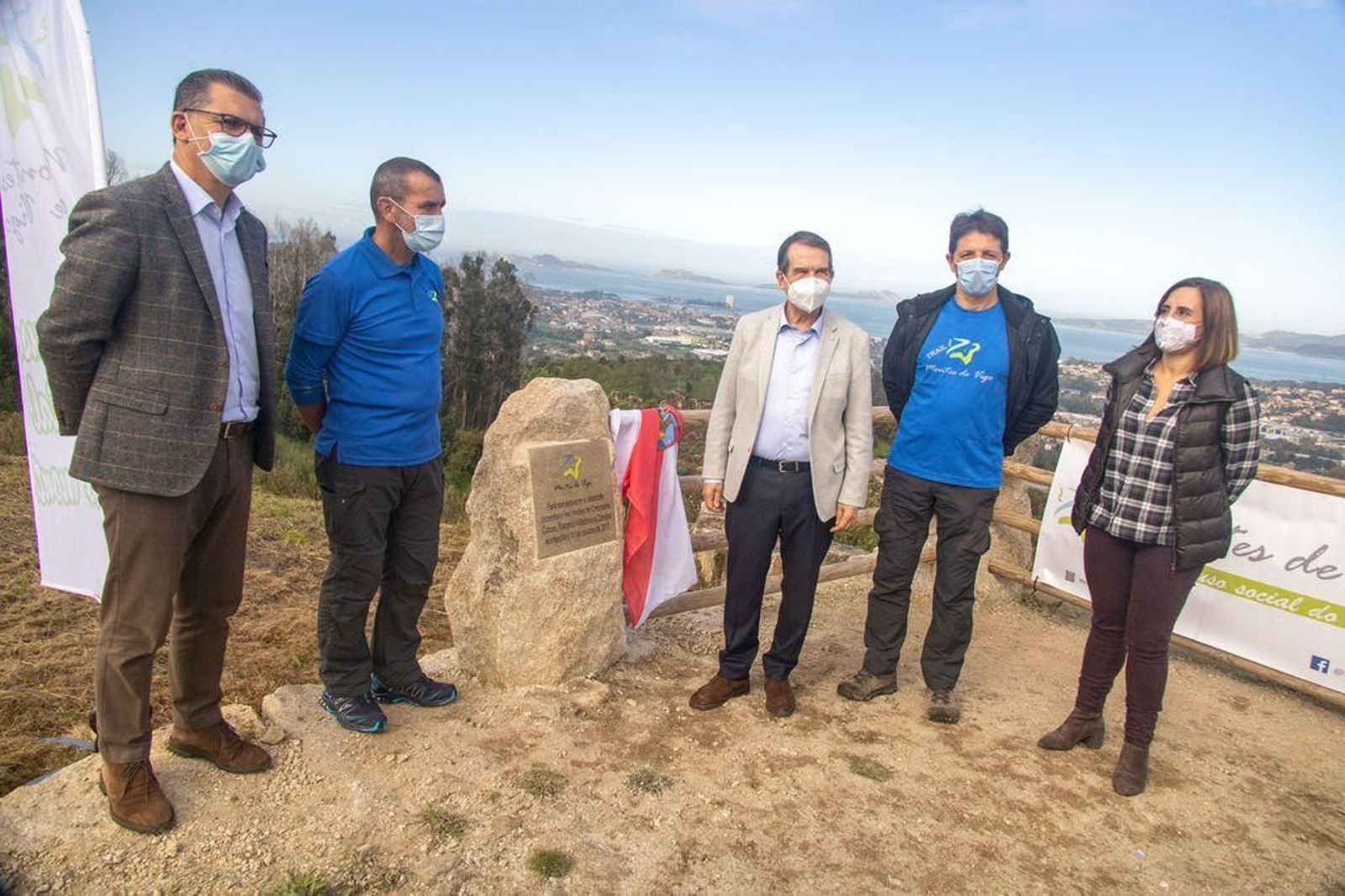 El edil Ángel Rivas, Uxío González, presidente de Montes de Vigo; el alcalde Abel Caballero, Indalecio Bastos, presidente de los comuneros de Matamá y la concejala Nuria Rodríguez, en el descubrimiento de la placa conmemorativa por el tercer aniversario de los incendios, ayer, en el parque de Maruxento.