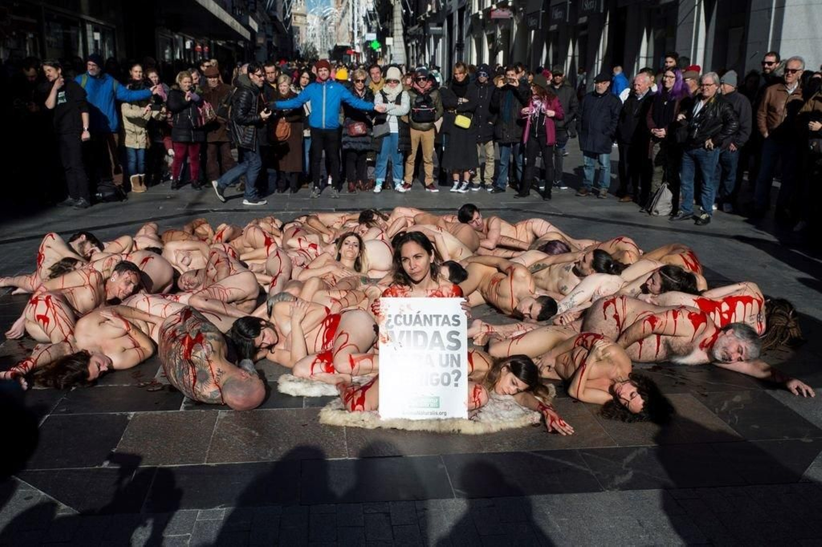 Desnudos pese al frío contra el uso de pieles