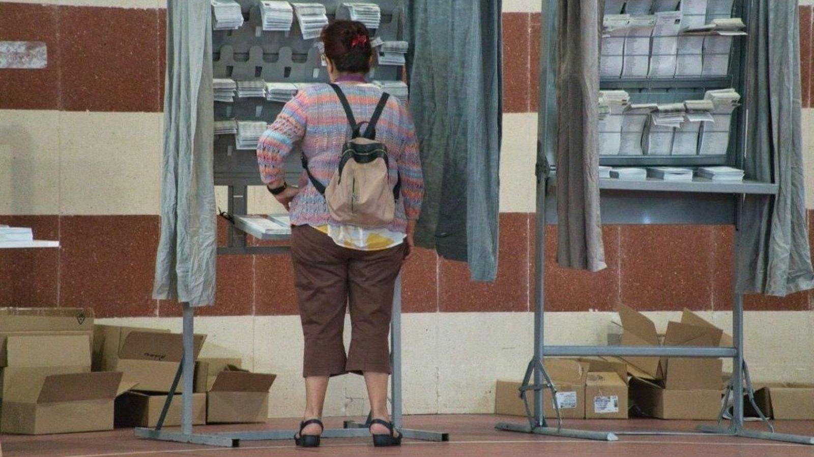 Una imagen clásica de las cabinas electorales este domingo en las elecciones europeas.