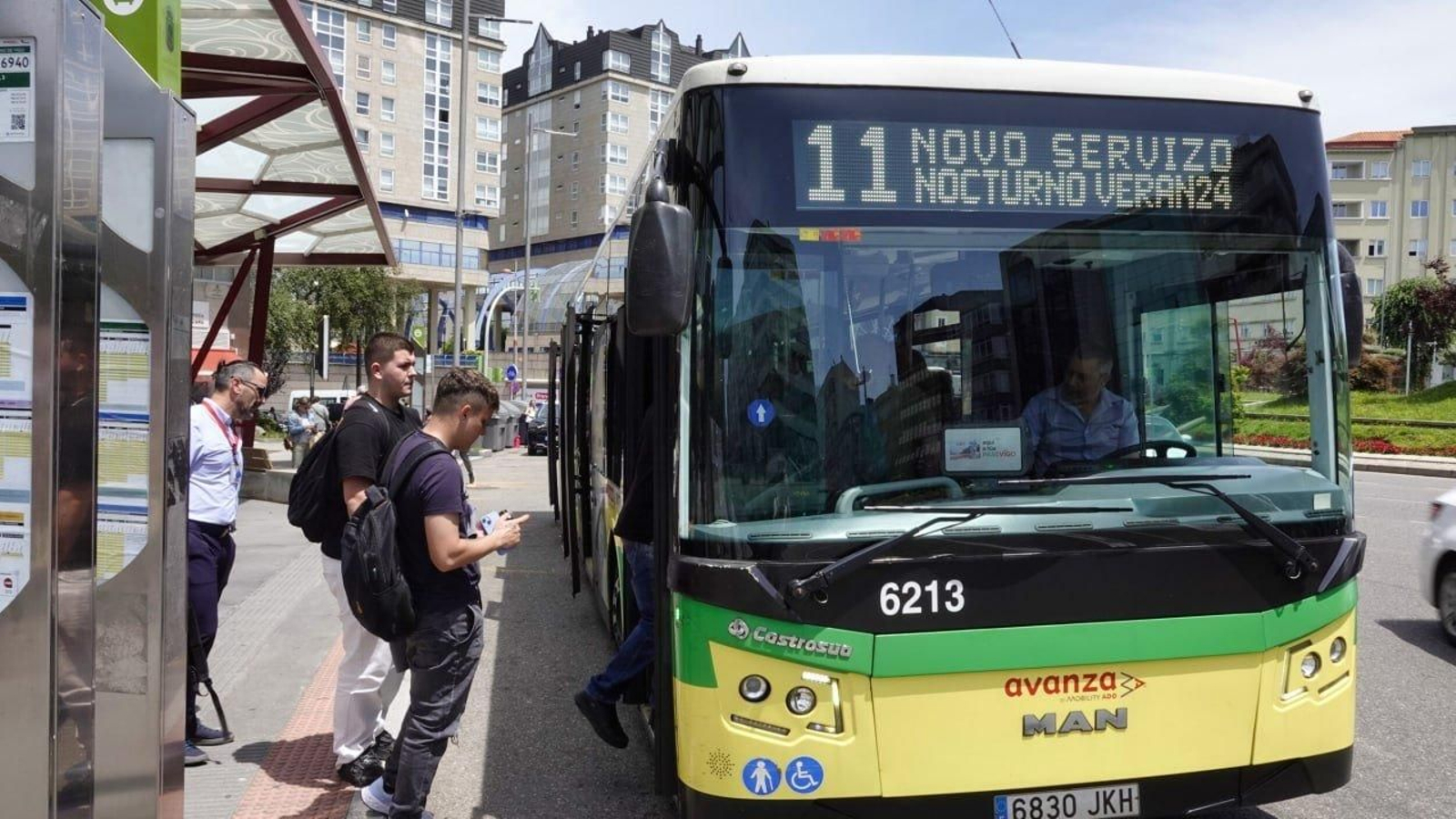 Uno de los autobuses de Vitrasa que cubre la ruta de las playas informa del nuevo servicio de verano. // Vicente Alonso