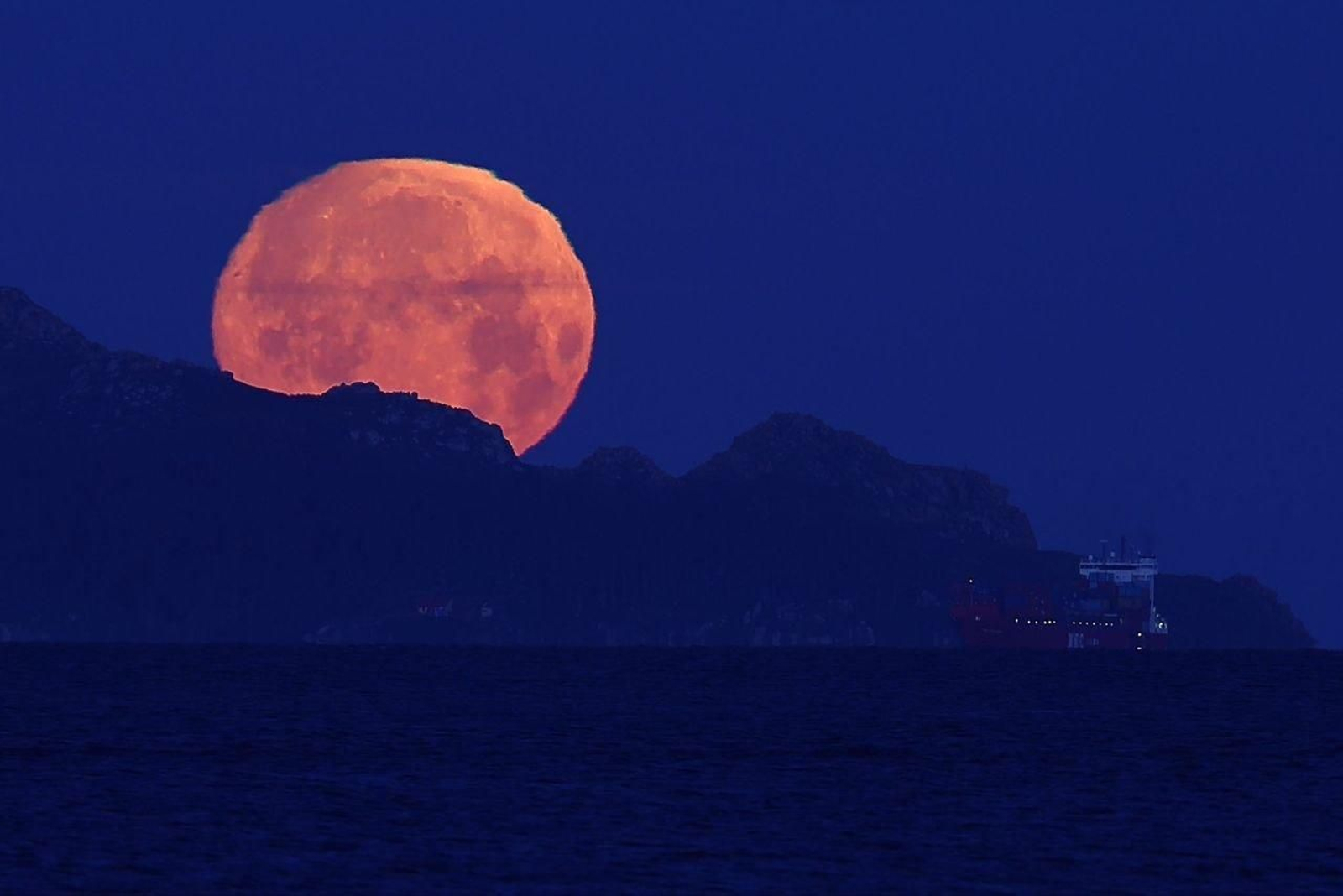 Luna rosa sobre la Ría de Vigo.