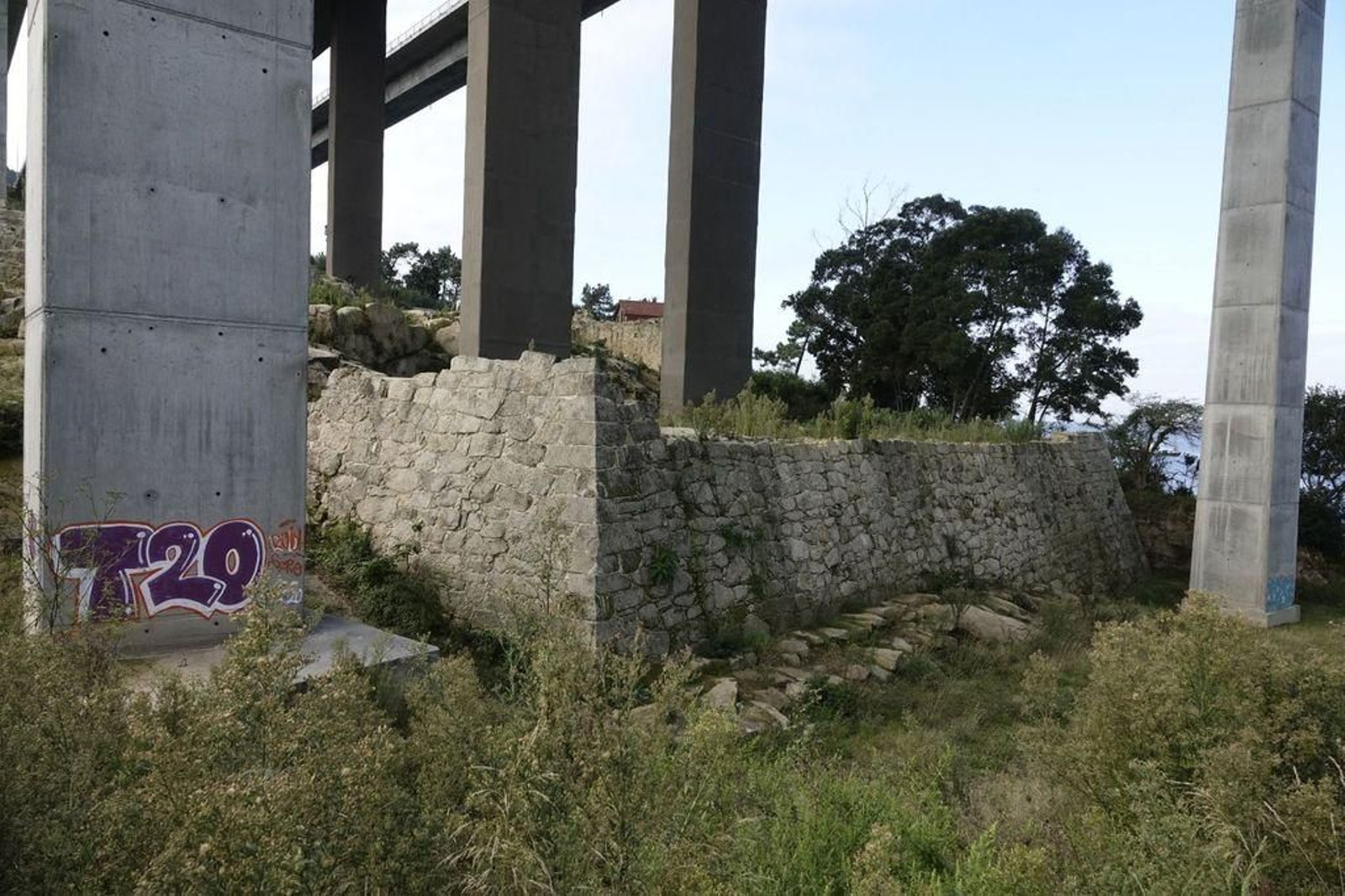 La fortaleza del siglo XVII ha quedado en el medio del bosque de pilares del puente de Rande.