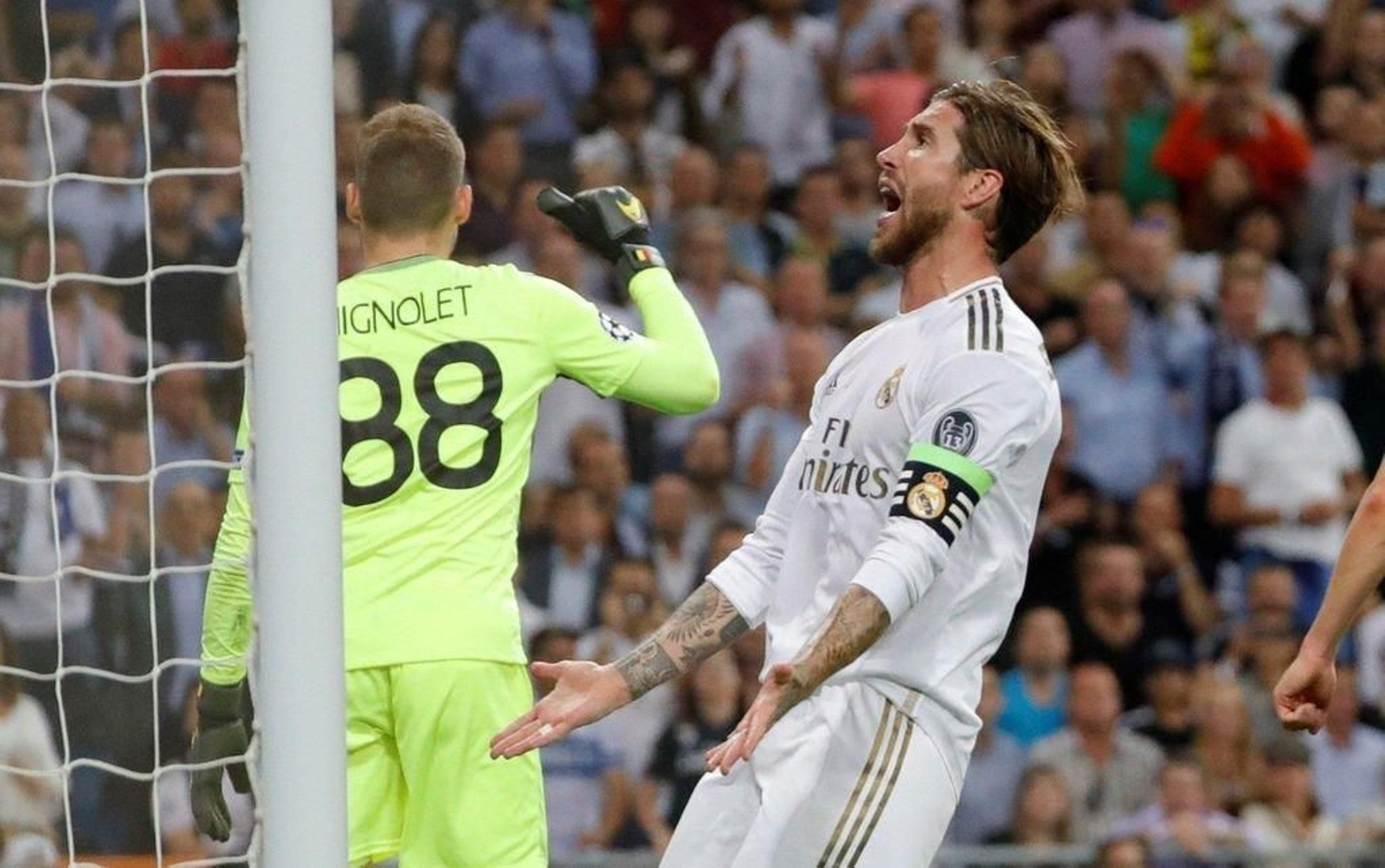 Ramos, que consiguió el primer gol, se lamenta ante la portería de Mignolet.