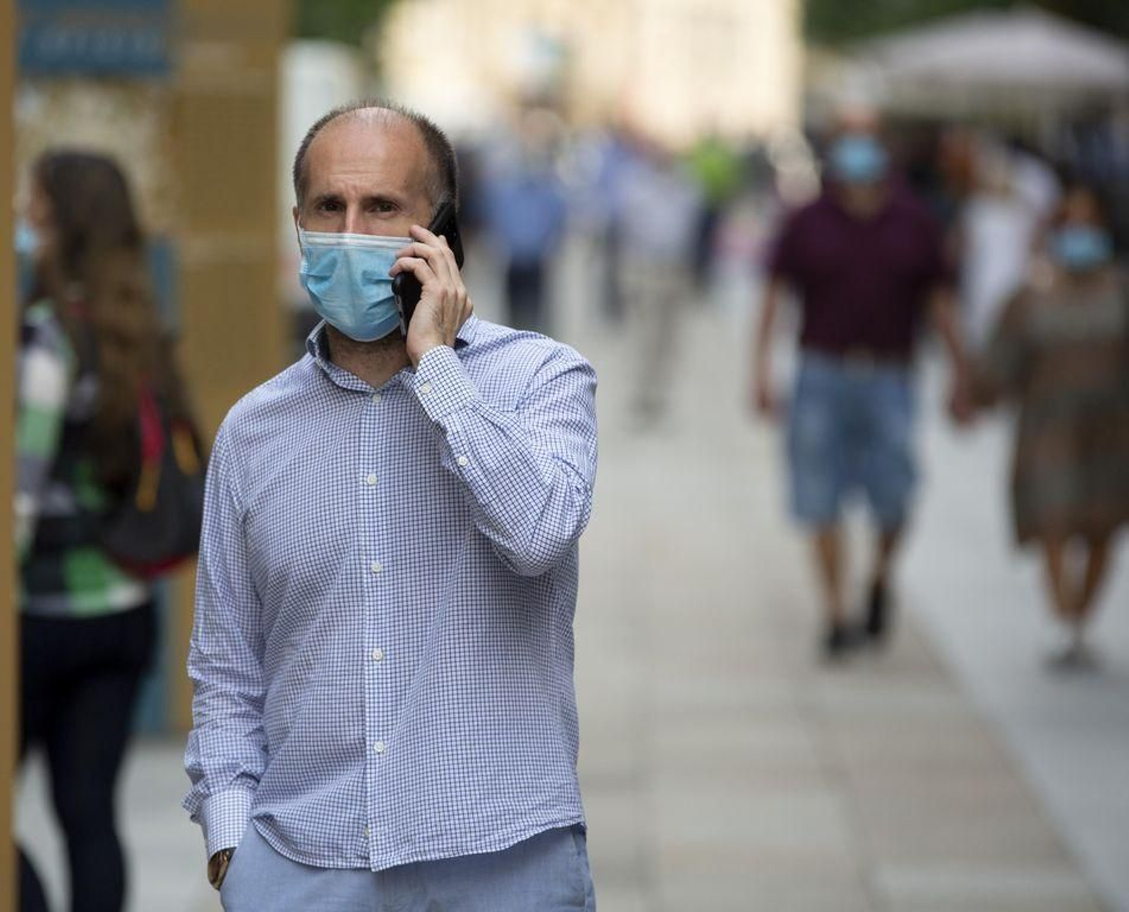 El alcalde de Ourense, Gonzalo Pérez Jácome hablando por teléfono.