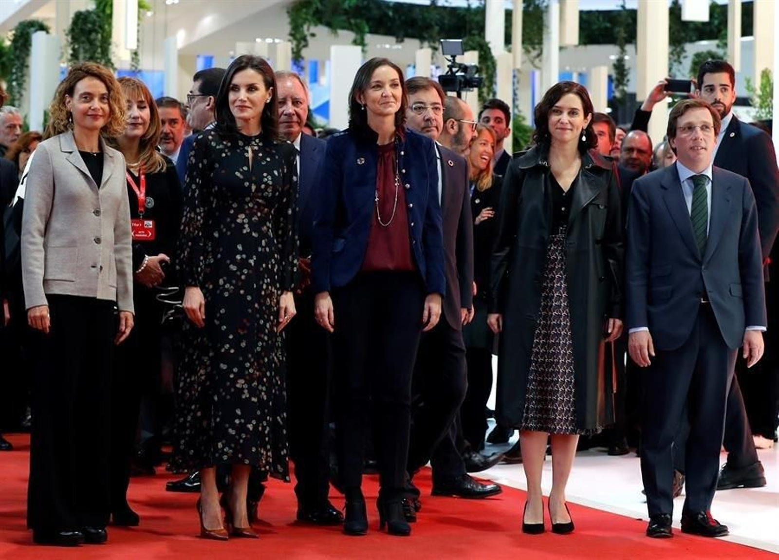 La reina Letizia (2i) junto con la presidenta del Congreso, Meritxell Batet (i), la ministra de Industria, Comercio y Turismo, Reyes Maroto (3d), la presidenta de la Comunidad de Madrid, Isabel Díaz Ayuso (2d) y el alcalde de Madrid, José Luis Martínez-Almeida (d) durante la inauguración de la Feria Internacional de Turismo Fitur 2020