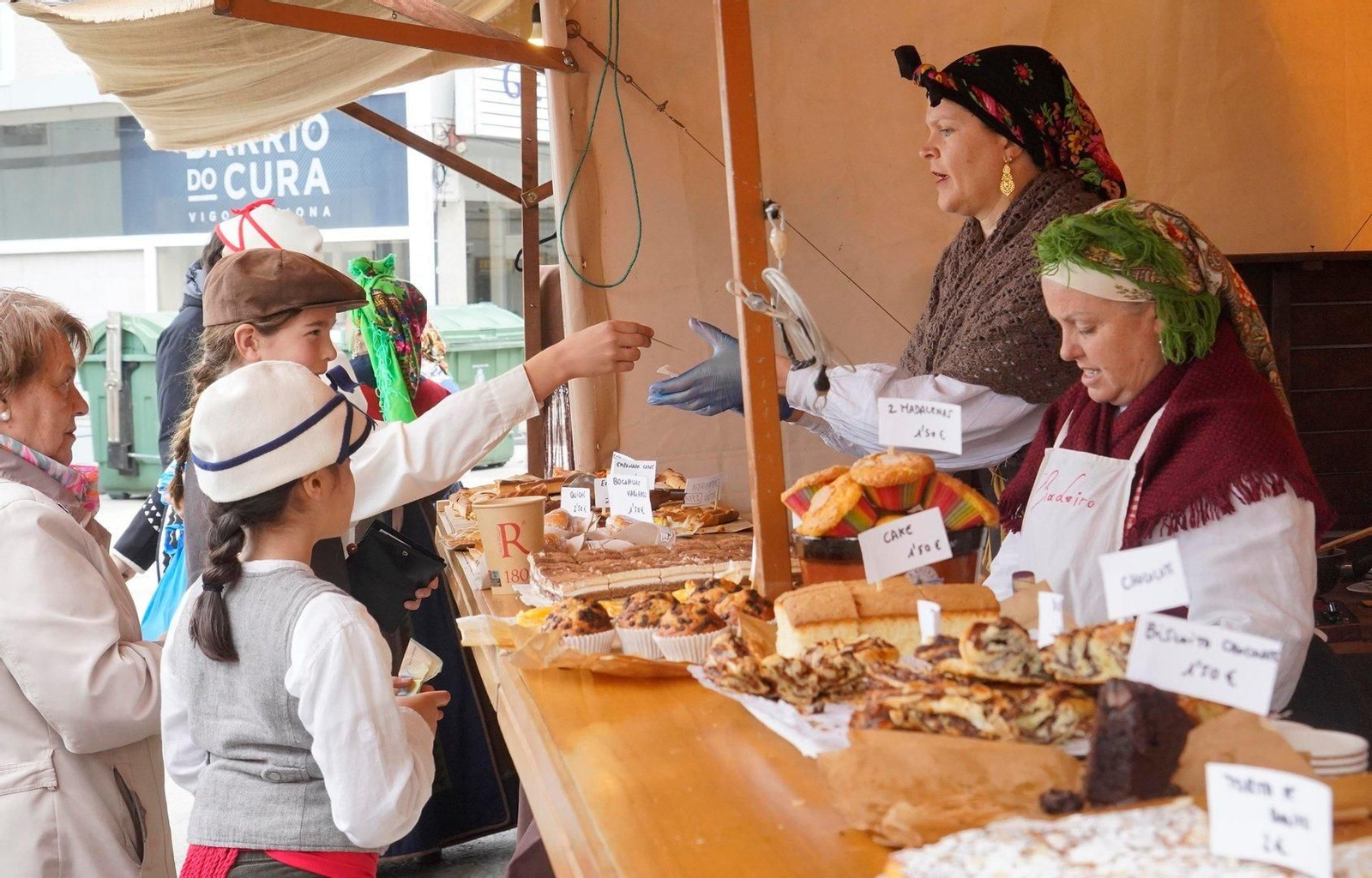 Puestos de comida en el mercado de la Reconquista.