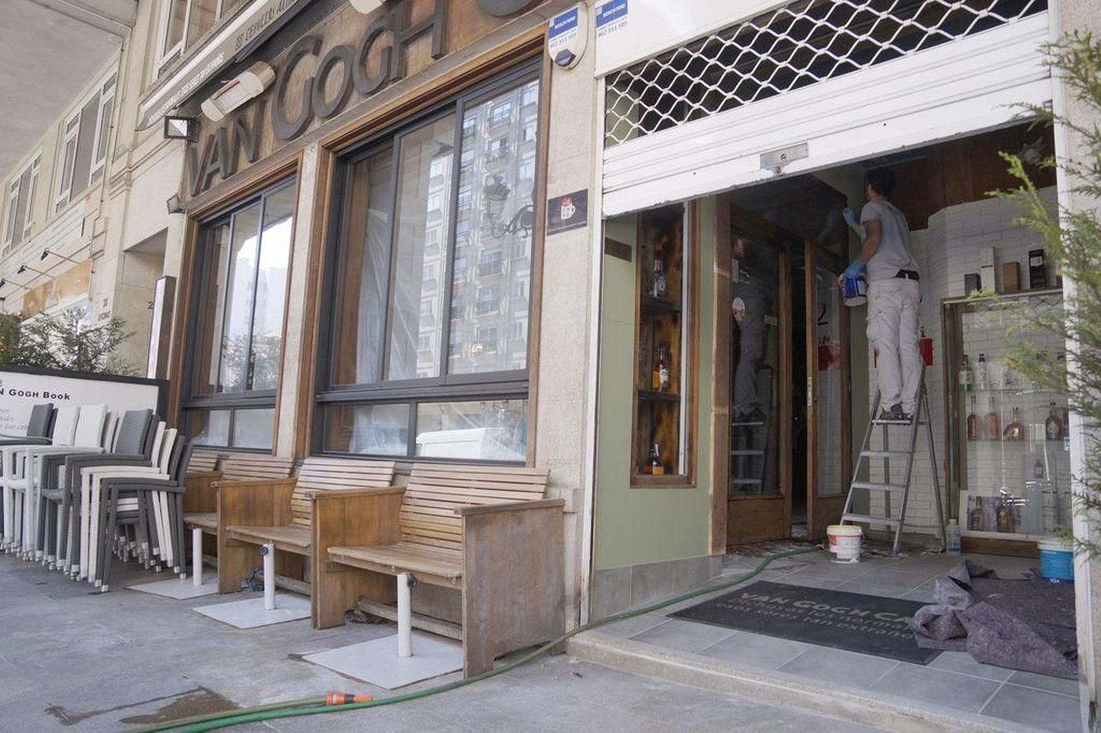 Un obrero realizando ayer obras en la cafetería Van Gogh, en la calle Rosalía de Castro.