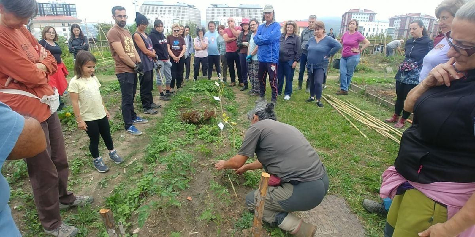 Usuarios del programa de huertos urbanos durante una actividad en Navia.