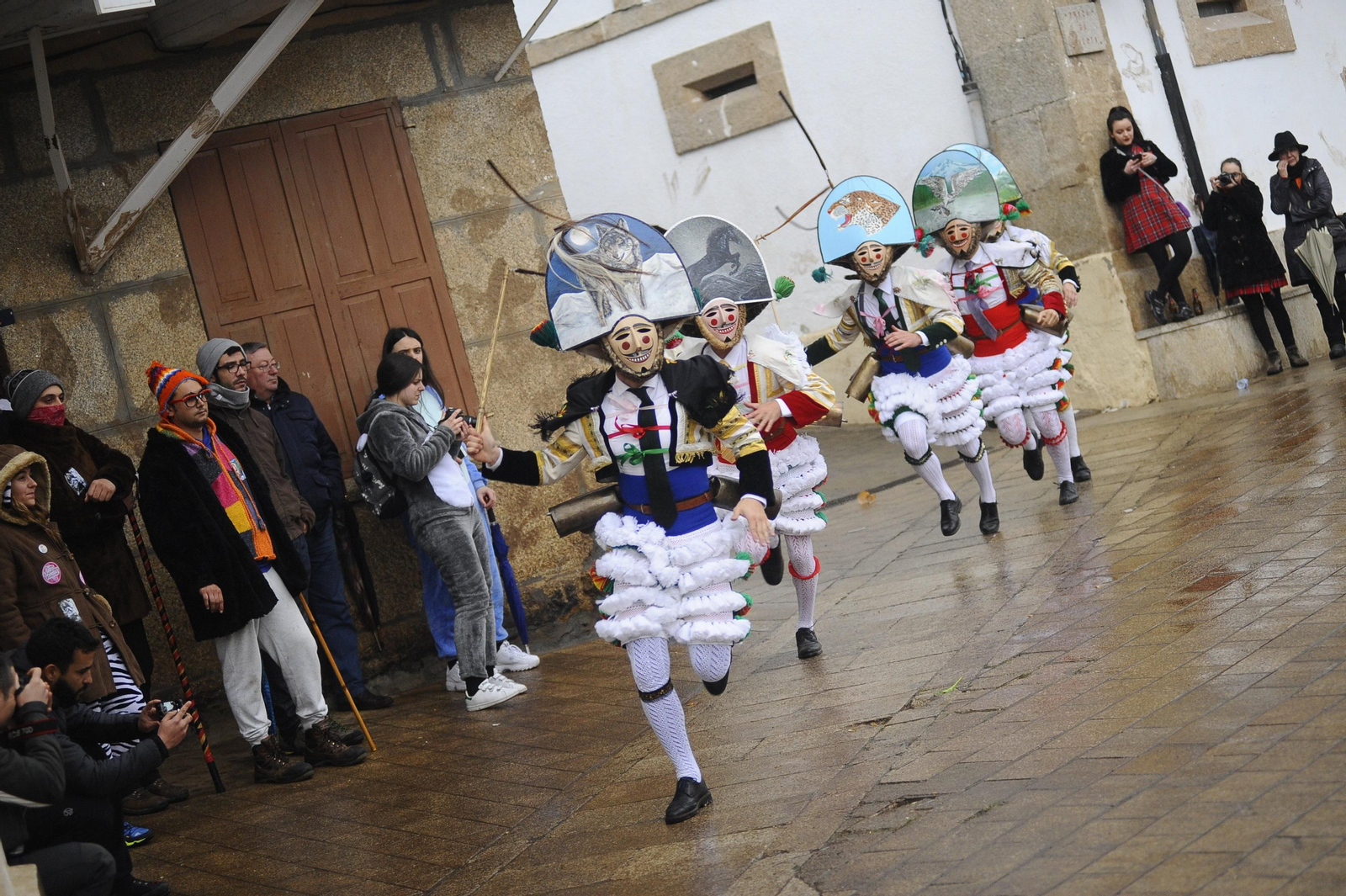 Un grupo de peliqueiros de Laza, a galope tendido por las calles de la villa, totalmente mojadas en la jornada de ayer.