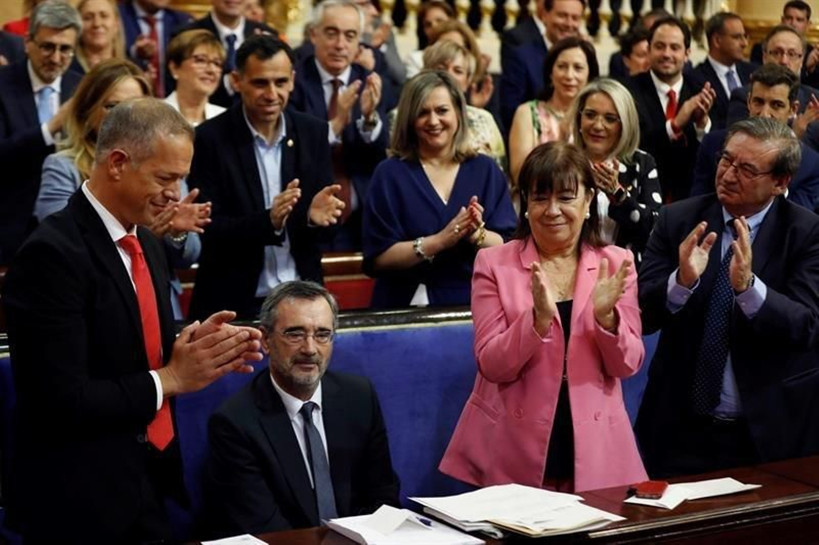 La senadora socialista ,Cristina Narbona (2d), junto a otros senadores aplauden al senador electo Manuel Cruz (2i)
