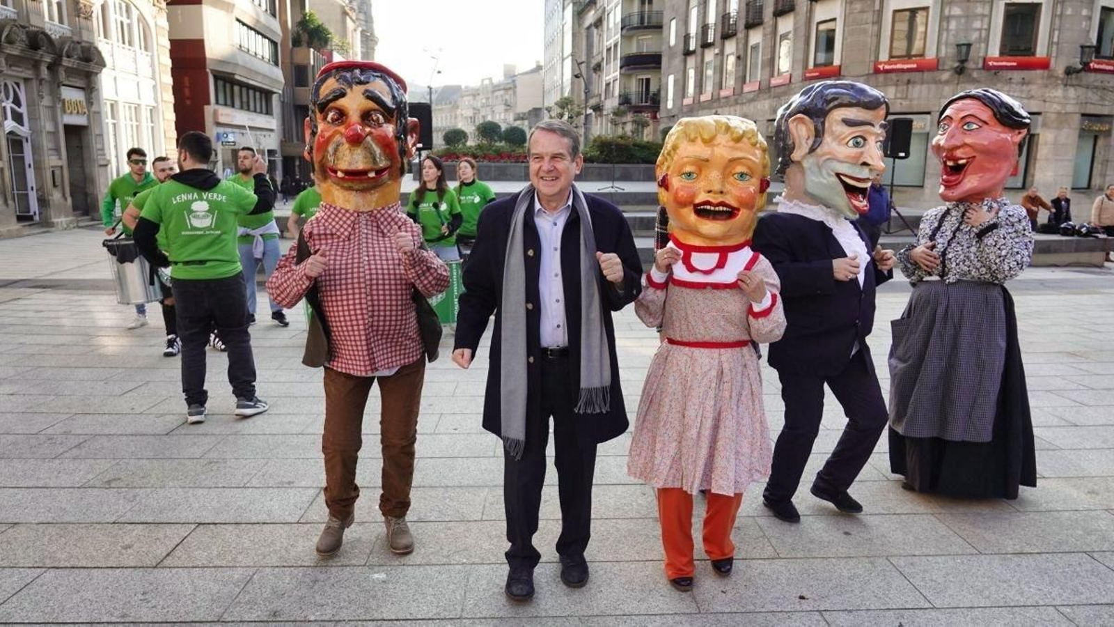 Abel Caballero bailó con los cabezudos y la batukada Lenha Verde como previa al Entroido.