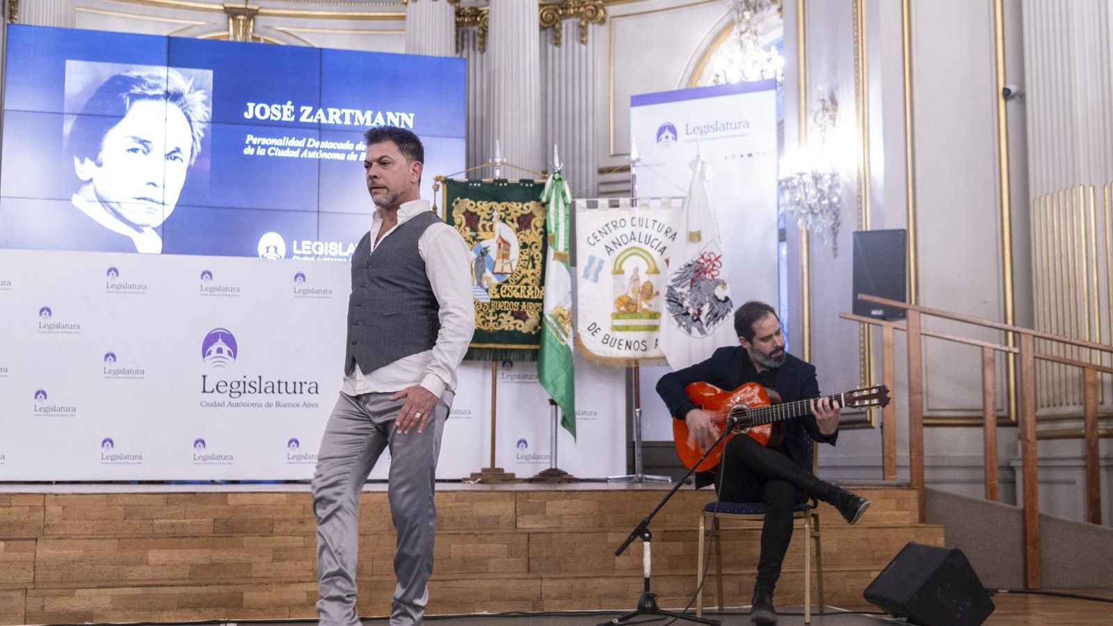 Su ex alumno Néstor Spada y la guitarra de Esteban Gonda