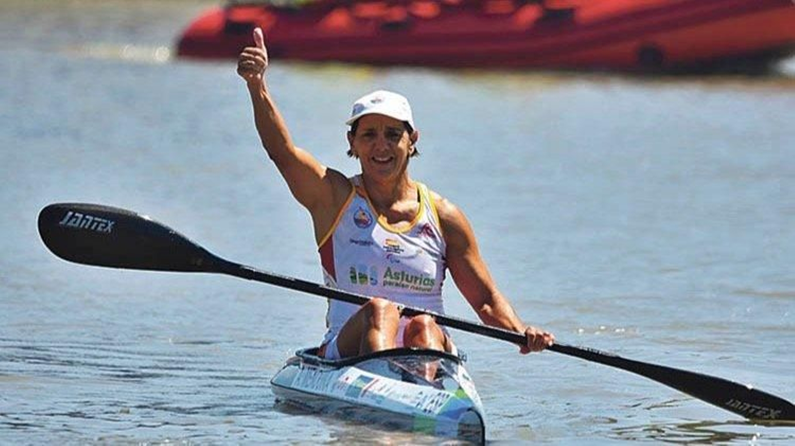 La canguesa Araceli Menduiña celebra su victoria sobre el kayak.