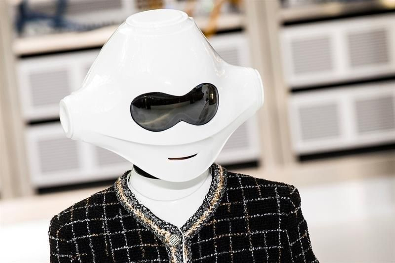 Una modelo desfila con una propuesta de la colección primavera/verano 2017 del diseñador alemán Karl Lagerfeld para la firma Chanel