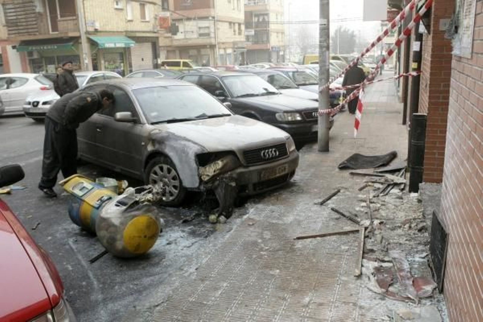 Desperfectos causados por la explosión del artefacto ante la sede del PNV. (Foto: Alfredo Aldai)