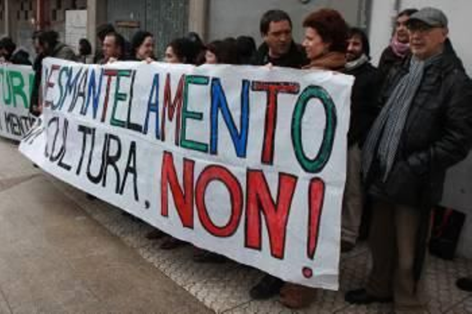 Miembros de la Plataforma Galega das Artes Escénicas, protestando ante el Parlamento. (Foto: VICENTE PERNÍA)