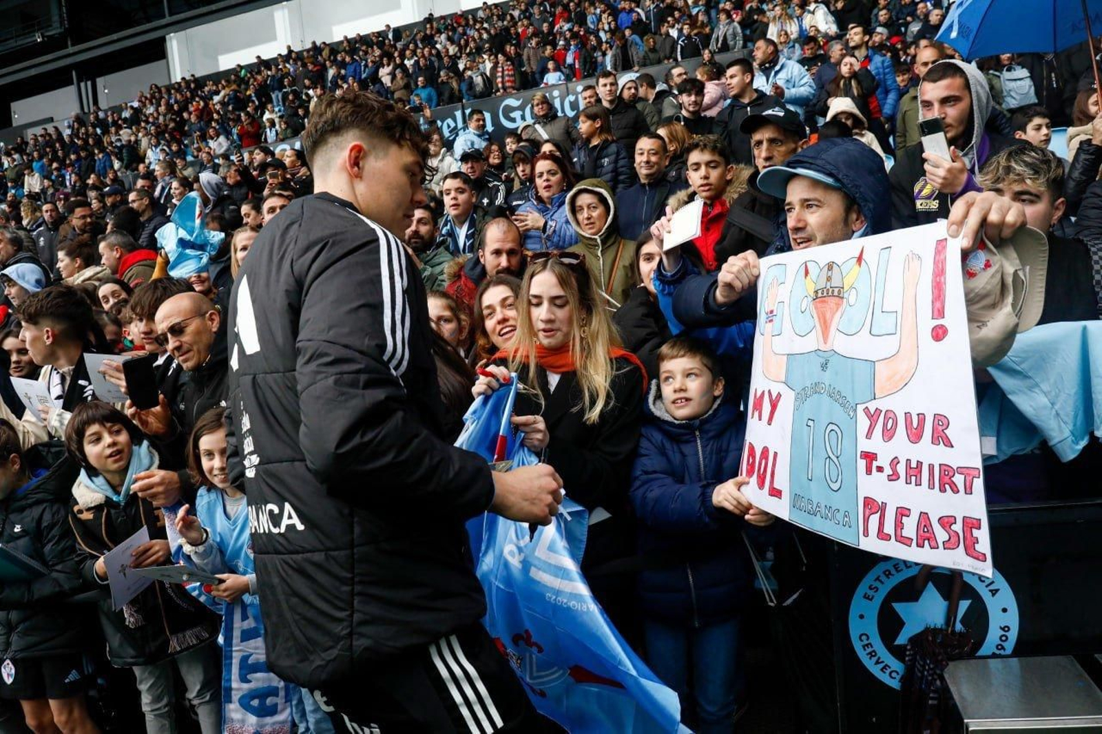 Larsen firma autógrafos tras una semana complicada.